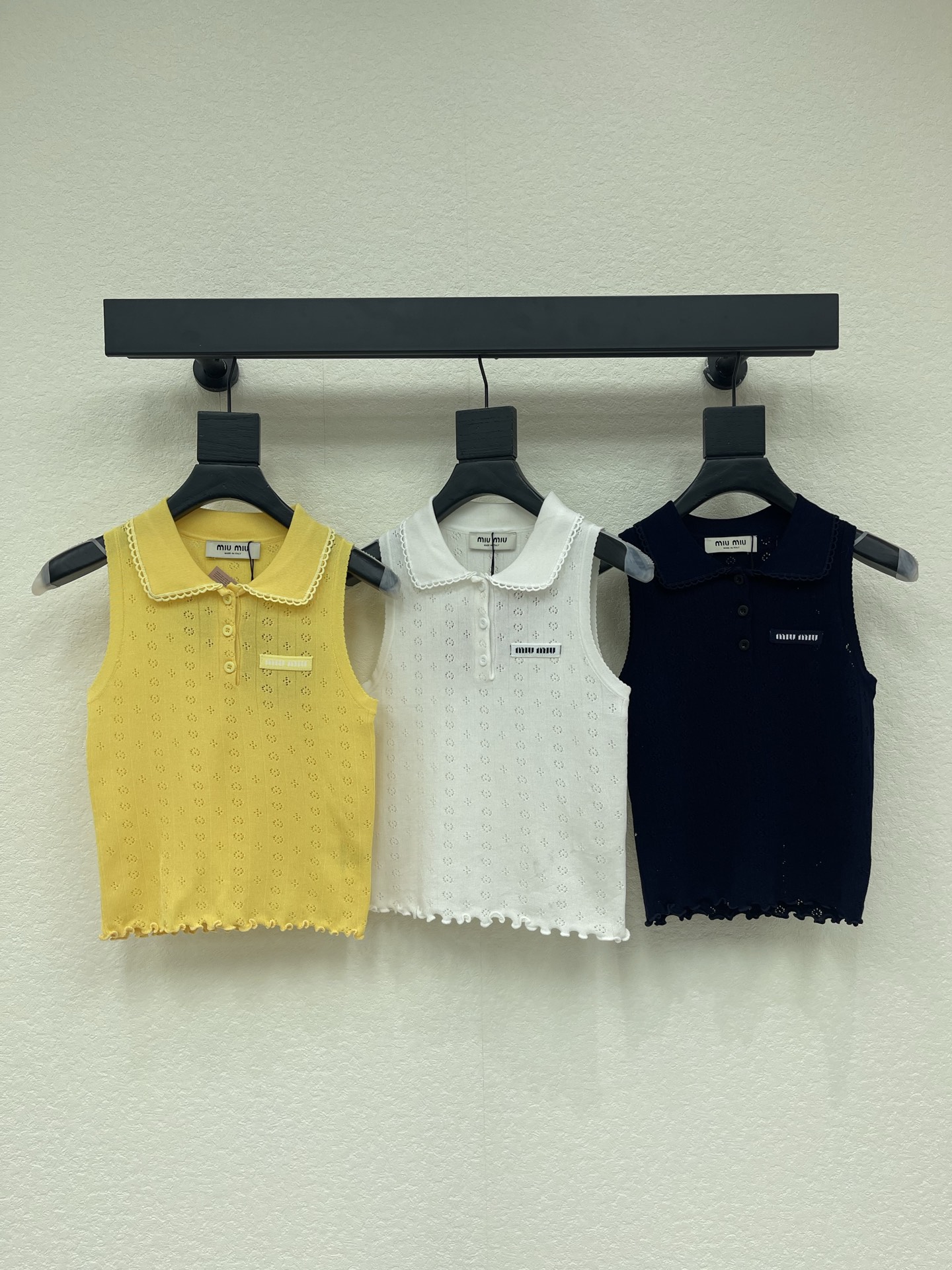 NO:794250,Miumi*26 new spring and summer sleeveless knitted Polo shirt vest, college style design, simple and playful. The knitted fabric is breathable and comfortable, perfect for summer! Polo collar + sleeveless tailoring, refreshing and neat, small letter decoration on the front enhances the sense of detail, and the wavy edge on the hem adds a feminine atmosphere. It can be easily controlled for daily commuting and leisure. Paired with short skirts or jeans, it is full of youthful vitality, age-reducing and fashionable! 3 colors and 3 sizes SML A,,miumiu,skirts,jeans,19860909Miumi*26春夏新款无袖针织Polo衫背心,学院风设计,简约又俏皮.针织面料透气舒适,夏天穿超合适!Polo领+无袖剪裁,清爽利落,正面小字母装饰提升细节感,下摆波浪边,增添柔美气息,日常通勤,休闲都能轻松驾驭.搭配短裙或牛仔裤,青春活力感满满,减龄又时髦!3色3码SML A,,miumiu,skirts,jeans,,Women's clothing