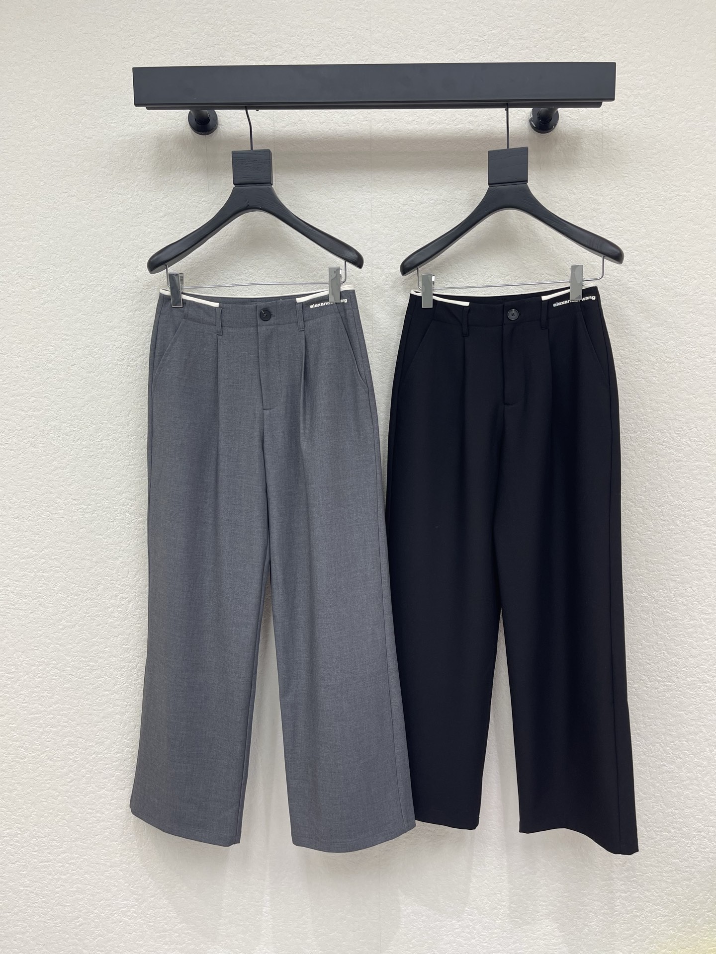 NO:795258,Alexander Wan*26 New King Contrast Color Waist Casual Suit Pants, a versatile casual trousers with a great sense of design, long legs, high-definition fabric, just the right drape, can create different sparks when matched with different tops. Elegant, capable, calm, and cool. Interpret different styles from multiple angles. Timeless classics are definitely not to be missed. The crisp and neat aura is at your fingertips. Very practical and comfortable. SML,,alexander wang,business suit,19860909Alexander Wan*26新款大王撞色腰头休闲西装裤 极具设计感的一款百搭休闲裤 大长腿收割 高定面料 垂感度刚好 搭配不同上装 都能碰撞出不一样的火花 优雅 干练 沉稳 酷飒 多角度诠释不同风格 永恒经典是绝对不可错过的 干脆利落的气场信手拈来 实穿度极高 舒适度满分 SML,,alexander wang,business suit,,Women's clothing