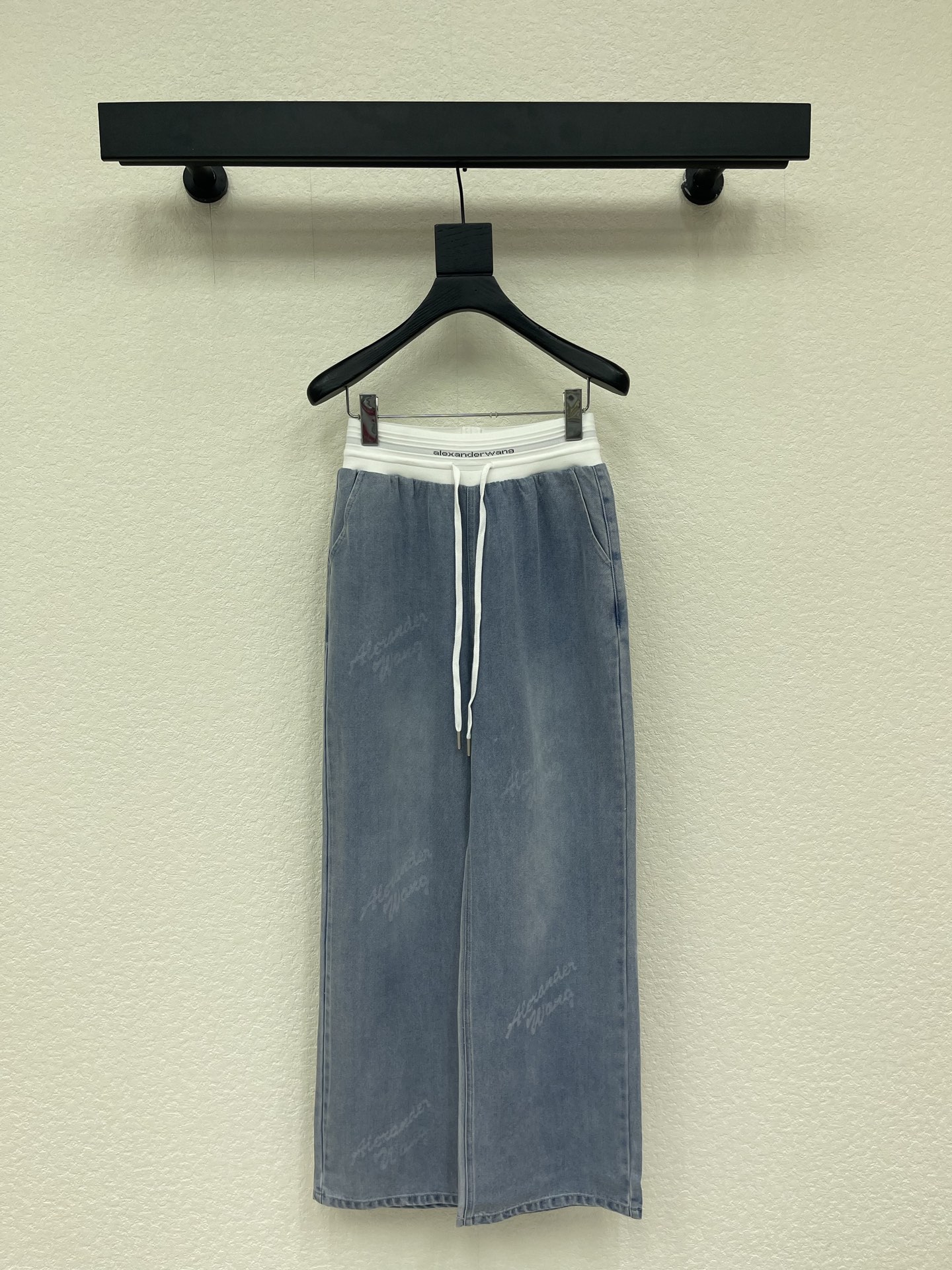 NO:795259,Alexander Wan*26 new drawstring elastic waist jeans, wide-leg version, extremely tolerant, contrasting waistband, visual impact, hot-selling item with great design, custom embroidery to show high-end sense, a must-have versatile item for all seasons, age-reducing girl style, elegant yet sweet!  You don’t need a beautiful upper body!  The quality of workmanship depends on the details SML,,jeans,19860909Alexander Wan*26新款抽绳松紧腰牛仔裤 阔腿版型 包容性极好 撞色腰头视觉冲击 极具设计感的爆款单品 订制刺绣尽显高级感 四季必入的百搭单品 减龄少女风气质优雅不失甜美！ 上身美的不要不要的！ 做工品质看细节 SML,,jeans,,Women's clothing