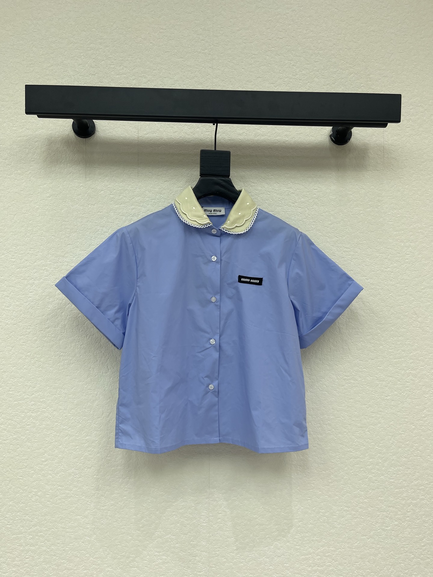 NO:794228,Miu*26 new spring and summer blue doll collar fake two-piece short-sleeved shirt丨Exclusively developed by yb!  Top quality production!  The contrasting lace doll collar is exquisite and reduces age. The contrasting edges on the collar and cuffs create a fake two-piece visual sense. The small black logo embroidery on the chest highlights the style in a low-key manner. The high-count combed cotton fabric is selected, soft and skin-friendly, breathable and anti-wrinkle. The short and neat version can easily create a high waistline and is suitable for a variety of wearing styles. It is a must-have item for creating an atmospheric look in spring. SML,,miumiu,shirts,T-shirt,19860909Miu*26春夏新款蓝色娃娃领假两件短袖衬衫丨独家yb开发！顶级高版出品！撞色蕾丝娃娃领精致减龄,领口与袖口撞色包边营造假两件视觉感,胸口黑色小徽标刺绣低调彰显格调.甄选高支精梳棉面料,软糯亲肤、透气抗皱,短款利落版型轻松打造高腰线,适配多种穿搭风格,是春日打造氛围感造型的必备单品.SML,,miumiu,shirts,T-shirt,,Women's clothing