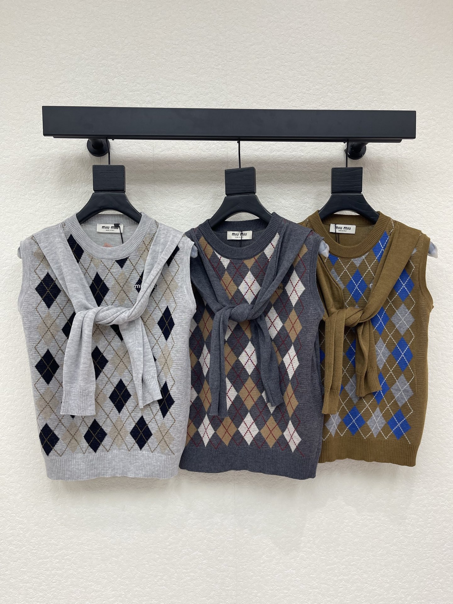 NO:794252,Miumi*26 new spring and summer style fake two-piece knitted vest vest with decorative sleeves. Soft and sinewy, it is close to the skin and shows texture ~ The fake two-piece design brings out the sense of layering, and the decorative sleeves are exquisite and eye-catching. It combines the girl's delicate and luxurious elegance. The design of the fake two-piece perfectly blends the sweet girl feeling and the sense of nobility. It is particularly smart. With a high-waisted skirt, it is like a wealthy little princess herself ~ The exquisite and relaxed tone is really hard not to love!  SML A,,miumiu,skirts,19860909Miumi*26春夏新款假两件装饰袖子针织背心马甲.柔软又有筋骨,贴身穿亲肤还显质感～假两件设计把层次感拉满,装饰感袖子精致又吸睛,把少女的娇俏和高奢的优雅假两件的设计把甜妹感和贵气感融得刚好,特别灵动,搭条高腰半裙就是豪门小公主本人～精致又松弛的调调,真的很难不爱！SML A,,miumiu,skirts,,Women's clothing