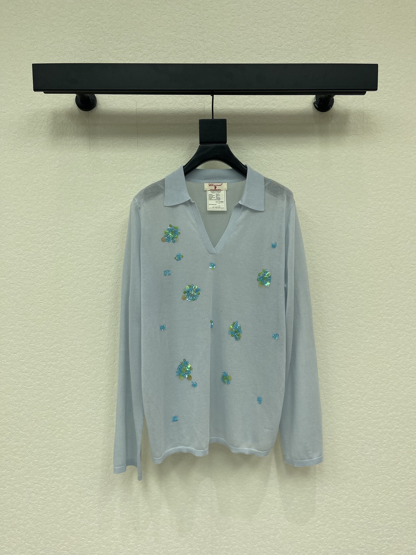 NO:794242,Chane*26 new spring and summer embroidered floral long-sleeved top, soft knitted fabric, super comfortable to wear!  Exquisite floral embroidery + sequin embellishment on the front, full of details. Perfect for daily wear or light formal occasions. The color is fresh and elegant. Pair it with jeans or skirts in spring and summer, and you can easily get a gentle and elegant look~SML A,,chanel,skirts,jeans,19860909Chane*26春夏新款刺绣花卉长袖上衣,柔软针织面料,穿着超舒适！正面精致花卉刺绣+亮片点缀,细节满分针.日常穿搭或轻正式场合都很○K.颜色清新优雅,春夏季节搭配牛仔裤或半裙,轻松get温柔气质look~SML A,,chanel,skirts,jeans,,Women's clothing