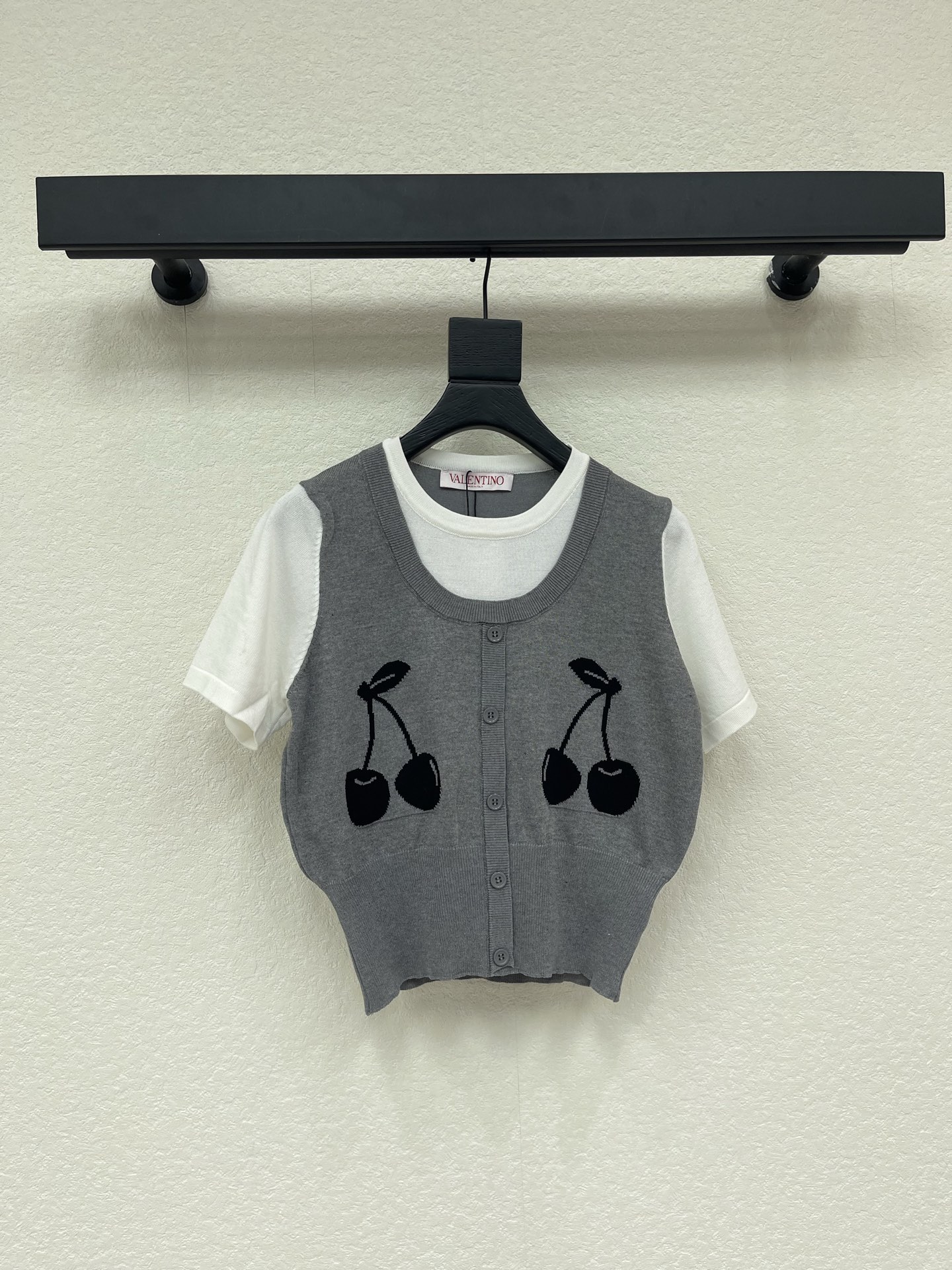 NO:794256,Valentin*26 new contrasting color small cherry pattern fake two-piece short-sleeved. Gray knitted vest + white short-sleeved splicing design, full of college style!  It has a high-end crisp feel, is close to the skin and shows texture~ The fake two-piece design adds a sense of layering, and the bright contrasting cherry pattern is lively and eye-catching. It perfectly blends girly sweetness and high luxury. It is perfect for wearing alone or paired with a small coat in early spring!  SML A,,valentino,jackets & coats,T-shirt,19860909Valentin*26新款撞色小樱桃图案假两件短袖.灰色针织马甲＋白色短袖拼接设计,学院风满满！高级挺括感,贴身穿亲肤还显质感～假两件设计把层次感拉满,亮撞色小樱桃图案活泼又吸睛,把少女甜和高奢飒融得恰到好处,早春单穿、搭小外套都绝！SML A,,valentino,jackets & coats,T-shirt,,Women's clothing