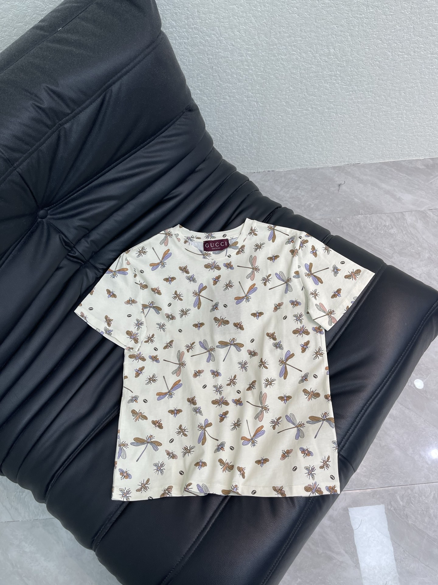 NO:794240,Gucc*26 new spring and summer active dragonfly and bee short-sleeved T-shirt!  Customized cotton material with fine texture, comfortable and breathable. The whole body is covered with the dragonfly insect brand logo. It is elegant and recognizable and super comfortable for daily wear. The classic round neck accommodates a variety of body shapes and can be easily matched with jeans or casual pants. It is fashionable and practical. SML,, gucci, jeans, T-shirt, tees, t-shirt,19860909Gucc*26春夏新款活性蜻蜓蜜蜂短袖T恤！定制全棉材质 质感细腻 舒适透气 全身满身蜻蜓昆虫品牌标志 优雅又辨识度日常穿着超舒适 经典圆领包容多种身材,轻松搭配牛仔裤或休闲裤,时尚又实用.SML,,gucci,jeans,T-shirt,tees，t-shirt,,Women's clothing