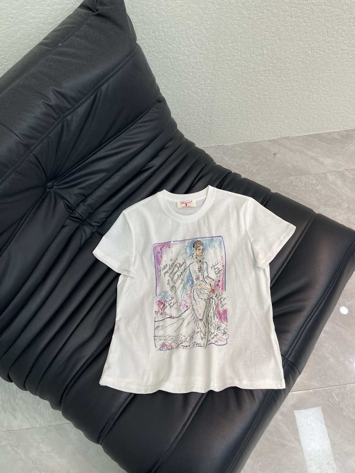 NO:794244,Chane*26 new spring and summer hand-painted printed short-sleeved T-shirt, the front hand-painted printing is super artistic, the wedding dress bride pattern + sequin elements, full of romantic atmosphere!  The fabric is breathable and comfortable, suitable for daily wear or casual wear. It looks great with jeans and skirts. The details are perfect, fashionable and practical, and it is easy to wear with a high-end feel~SML A,,chanel,skirts,jeans,T-shirt,tees,t-shirt,19860909Chane*26春夏新款手绘印花短袖T恤,正面手绘印花超有艺术感,婚纱新娘图案+亮片元素,浪漫氛围拉满！面料透气舒适,日常穿搭或休闲都OK,随手搭牛仔裤、半裙都很出彩针.细节满分,时尚又实用,轻松穿出高级感~SML A,,chanel,skirts,jeans,T-shirt,tees，t-shirt,,Women's clothing