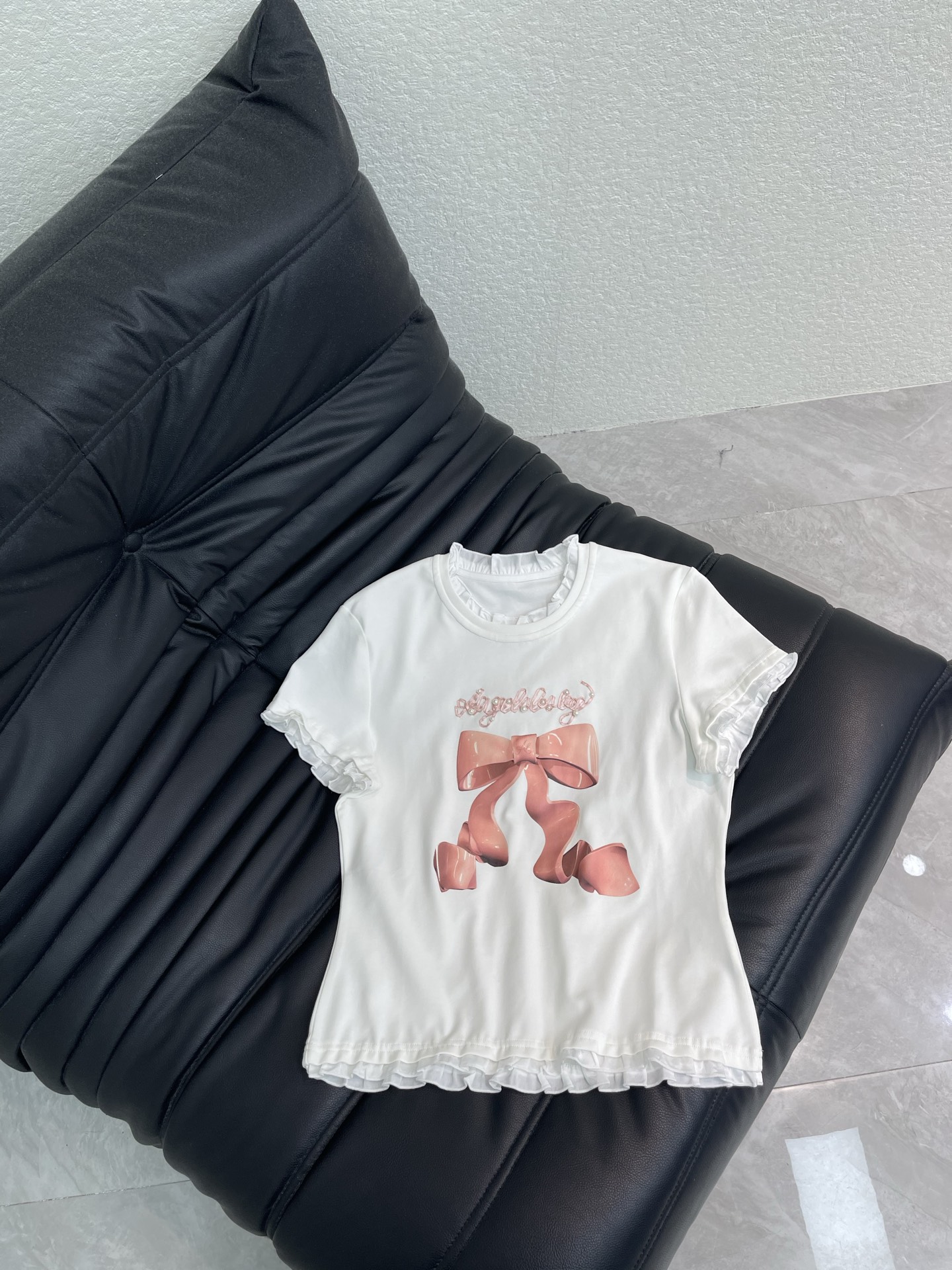 NO:794239,Trendy brand niche design 26 spring and summer new bow ribbon hand-beaded short-sleeved T-shirt Mercerized cotton fabric High-density fashionable sports style Every daily wear Playful and age-reducing design elements full of vitality High quality Size SML A,, T-shirt, tees, t-shirt,19860909潮牌小众设计26春夏新款蝴蝶结丝带手工钉珠短袖T恤 丝光棉面料 高密度时髦运动风 每个日常的穿搭 俏皮减龄充满元气的设计元素 高品质 尺码SML A,,T-shirt,tees，t-shirt,,Women's clothing