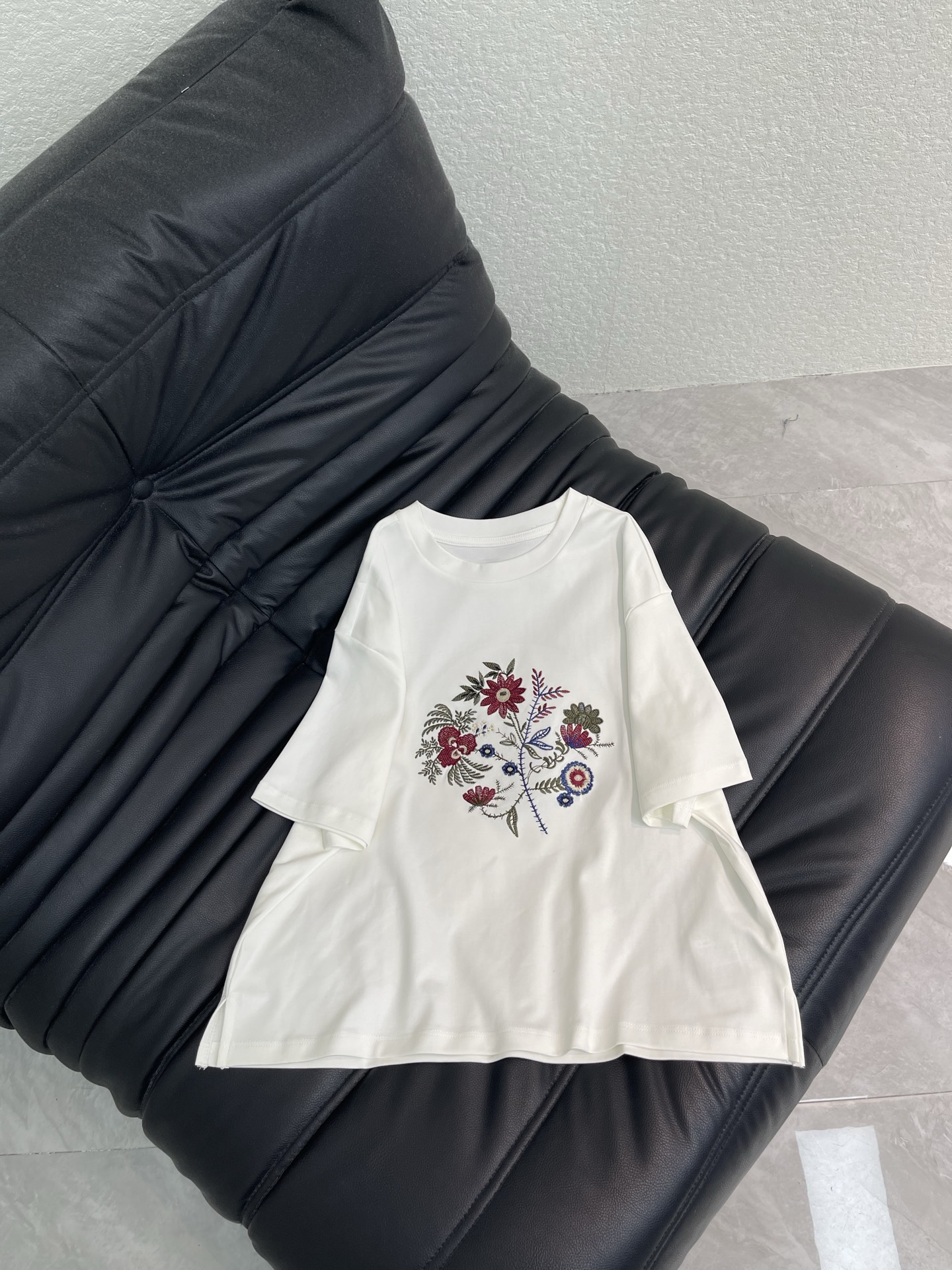 NO:794237,Weekend MaxMar*26 new spring and summer short-sleeved T-shirt with floral embroidery pattern. Floral embroidery craftsmanship, pure cotton material, soft and breathable upper body, versatile and slim. Whether it is worn casually with jeans or with a skirt to create a sophisticated feel, it can be easily adapted and easily show unique fashion taste. SML A,,skirts,jeans,T-shirt,tees,t-shirt,19860909Weekend MaxMar*26春夏新款花卉刺绣图案短袖T恤.花卉刺绣工艺,纯棉材质,上身柔软透气,百搭又显瘦.无论是休闲搭配牛仔裤,还是搭配裙装打造精致感,都能轻松适配,轻松展现独特时尚品味.SML A,,skirts,jeans,T-shirt,tees，t-shirt,,Women's clothing