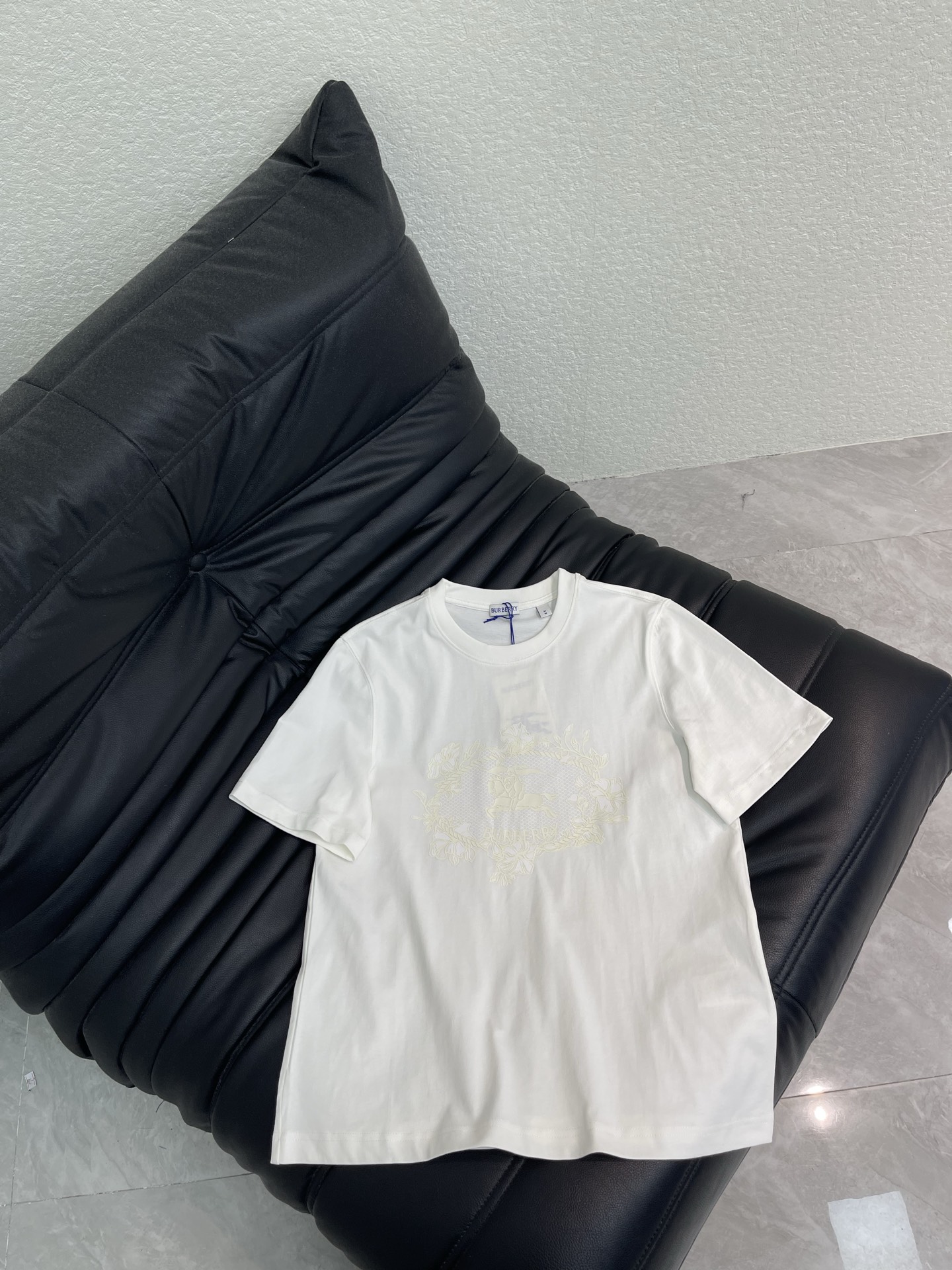 NO:795231,Burberr*BBR26 new spring and summer war horse seal short-sleeved T-shirt. Front flower + brand war horse logo. Full of British style. Exquisite details. Round neck design is simple and versatile. It can be easily used for daily commuting and leisure. The embroidery technology is super recognizable and looks great with jeans or skirts. Easily get a high-end look! SML A,,burberry,skirts,jeans,T-shirt,tees,t-shirt,19860909Burberr*BBR26春夏新款战马印章短袖T恤 正面花卉+品牌战马标志 英伦风满满 细节精致 圆领设计简约百搭 日常通勤休闲都能轻松驾驭 刺绣工艺超有辨识度,随便搭牛仔裤或半裙都很出彩.轻松get高级感穿搭! SML A,,burberry,skirts,jeans,T-shirt,tees，t-shirt,,Women's clothing