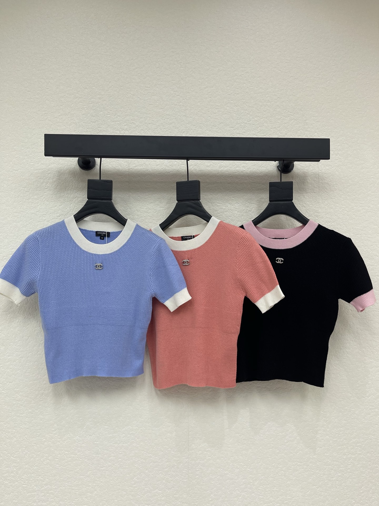 NO:794258,Chane*26 new spring and summer style contrasting knitted short-sleeves, simple and very recognizable! The double-C metal logo on the chest is full of brand feeling. The knitted fabric has good elasticity, close-fitting and comfortable, and is very suitable for summer. The short-sleeved design is refreshing and neat, and can be easily worn for commuting and leisure. It goes well with jeans or skirts. The contrasting color elements make the whole body more layered, and it is a fashionable and practical versatile item! SML A,,chanel,skirts,jeans,T-shirt,19860909Chane*26春夏新款撞色针织短袖,简约又超有辨识度!胸前双C金属Logo,品牌感满满,针织面料弹性好,贴身舒适,夏天穿超合适.短袖设计清爽利落,通勤休闲都能轻松驾驭,搭牛仔裤或半裙都很出彩~撞色元素让整体更有层次感,是时尚实用的百搭单品!SML A,,chanel,skirts,jeans,T-shirt,,Women's clothing