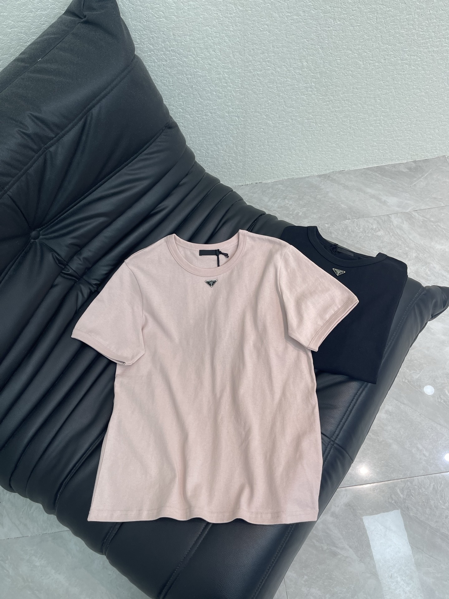 NO:795234,Prad*26 new spring and summer new triangle logo short-sleeved T-shirt. The triangle logo on the chest is low-key and recognizable. The simple design is versatile and not picky. The light pink is fresh and soft. It goes well with jeans or skirts in spring and summer. Easily create a fashionable and casual style. It can be easily controlled whether commuting or casual occasions! Two colors SML, prada, skirts, jeans, T-shirt, tees, t-shirt,19860909Prad*26春夏新款三角标短袖T恤 胸前三角徽标低调又有辨识度 简约设计百搭不挑人 浅粉色清新柔和 春夏季节搭配牛仔裤或半裙都很出彩 轻松打造时尚休闲风 无论通勤还是休闲场合都能轻松驾驭!两个色SML,,prada,skirts,jeans,T-shirt,tees，t-shirt,,Women's clothing