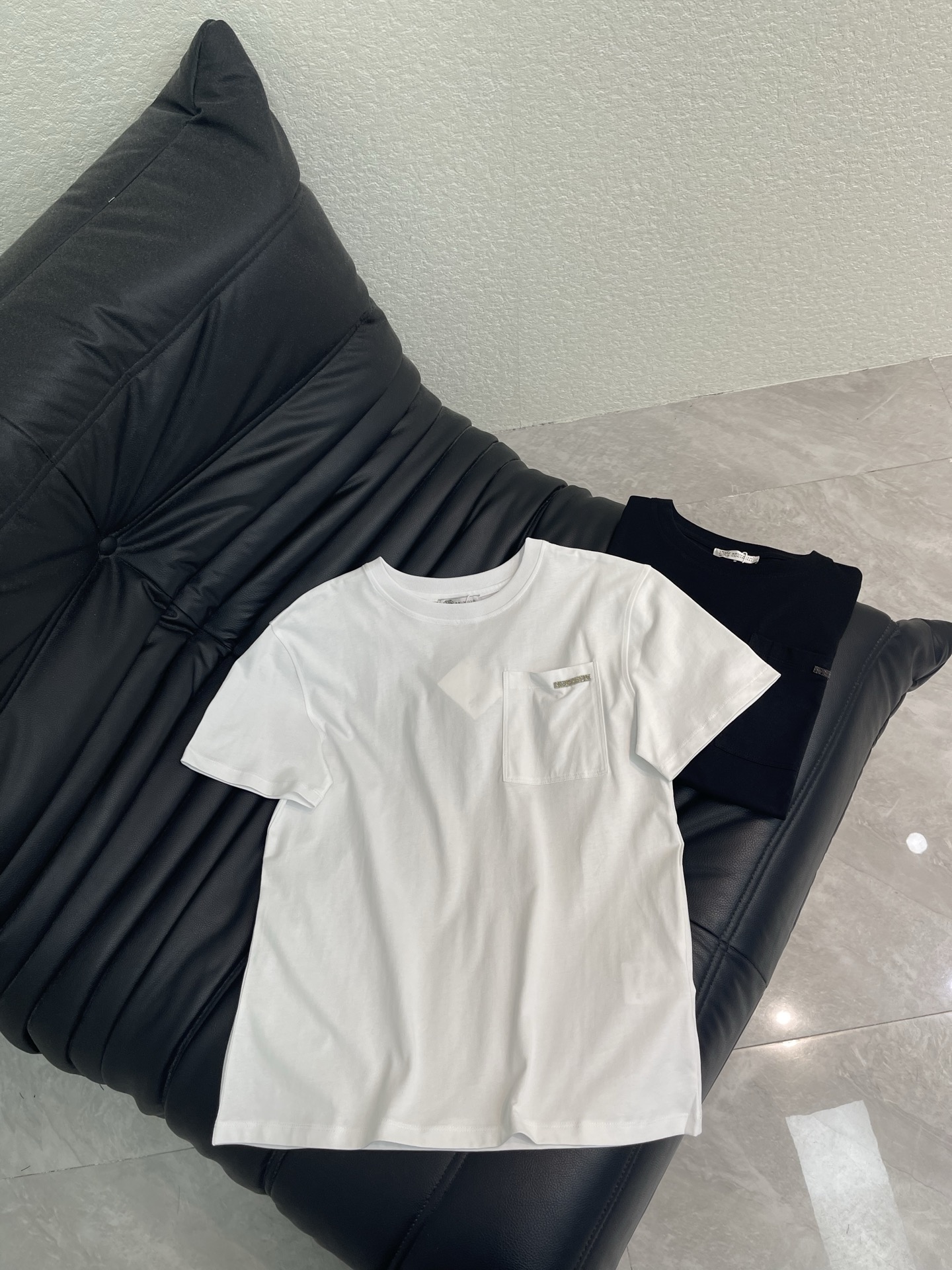NO:796759,26S Brunello* two-color pocket beaded short-sleeves, loose shoulder design, crisp cut, comfortable to wear and not tight SML A,, brunello cucinelli, T-shirt,1986090926S Brunello*两色口袋钉珠短袖 采用宽松落肩版型 剪裁挺括 穿着舒适不紧绷 SML A,,brunello cucinelli,T-shirt,,Women's clothing