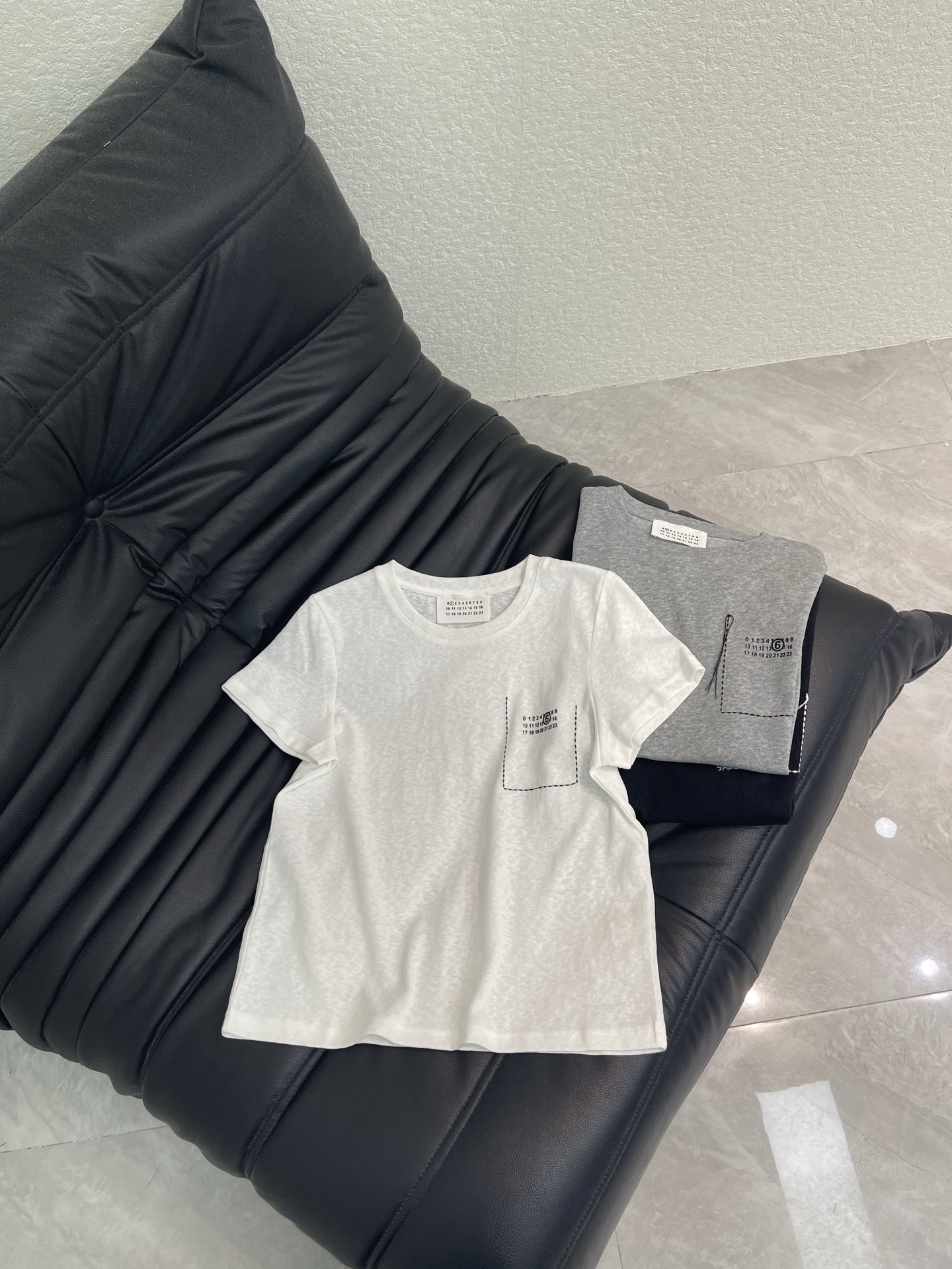 NO:797260,MM6*26 new digital pocket dotted line short-sleeved T-shirt with exquisite round neck design makes the upper body look slimmer!  Pocket embroidery craftsmanship is low-key and luxurious!  Fashionable must-have items to unlock all outfits!  Look for our quality!  Fashionable and high-end, the classic version is versatile and easy to wear!  SML,,masion margiela,T-shirt,tees,t-shirt,19860909MM6*26新款数字口袋虚线短袖T恤 精致圆领版型上身巨显瘦！ 口袋刺绣工艺低调奢华！ 时髦精必备单品解锁所有穿搭！ 认准我家品质！时髦又高级 经典版型百搭不挑人！ SML,,masion margiela,T-shirt,tees，t-shirt,,Women's clothing