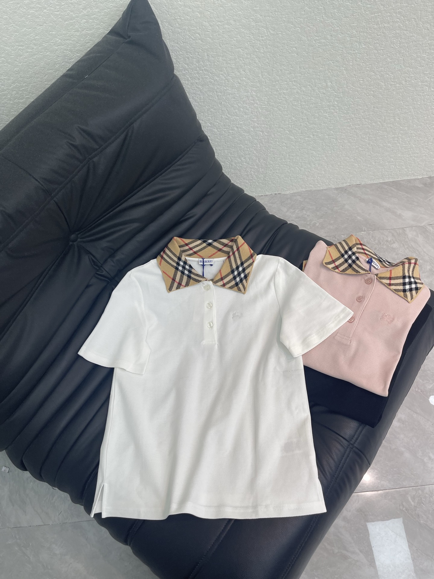 NO:795240,Burberr*BBR26 new spring and summer plaid collar Polo shirt short-sleeved T. Classic plaid lapel. Full of British style! Short-sleeved design. Super comfortable to wear in spring and summer. Breathable and skin-friendly. The plaid collar is super recognizable. It looks great with jeans or casual pants. It can be easily worn in daily life ~ three colors SML A,, burberry, jeans, T-shirt,19860909Burberr*BBR26春夏新款格纹领Polo衫短袖T 经典格纹翻领 英伦风满满!短袖设计 春夏穿超舒服 透气又亲肤 格纹领超有辨识度 随便搭牛仔裤or休闲裤都很出彩 日常都能轻松驾驭~三个色SML A,,burberry,jeans,T-shirt,,Women's clothing