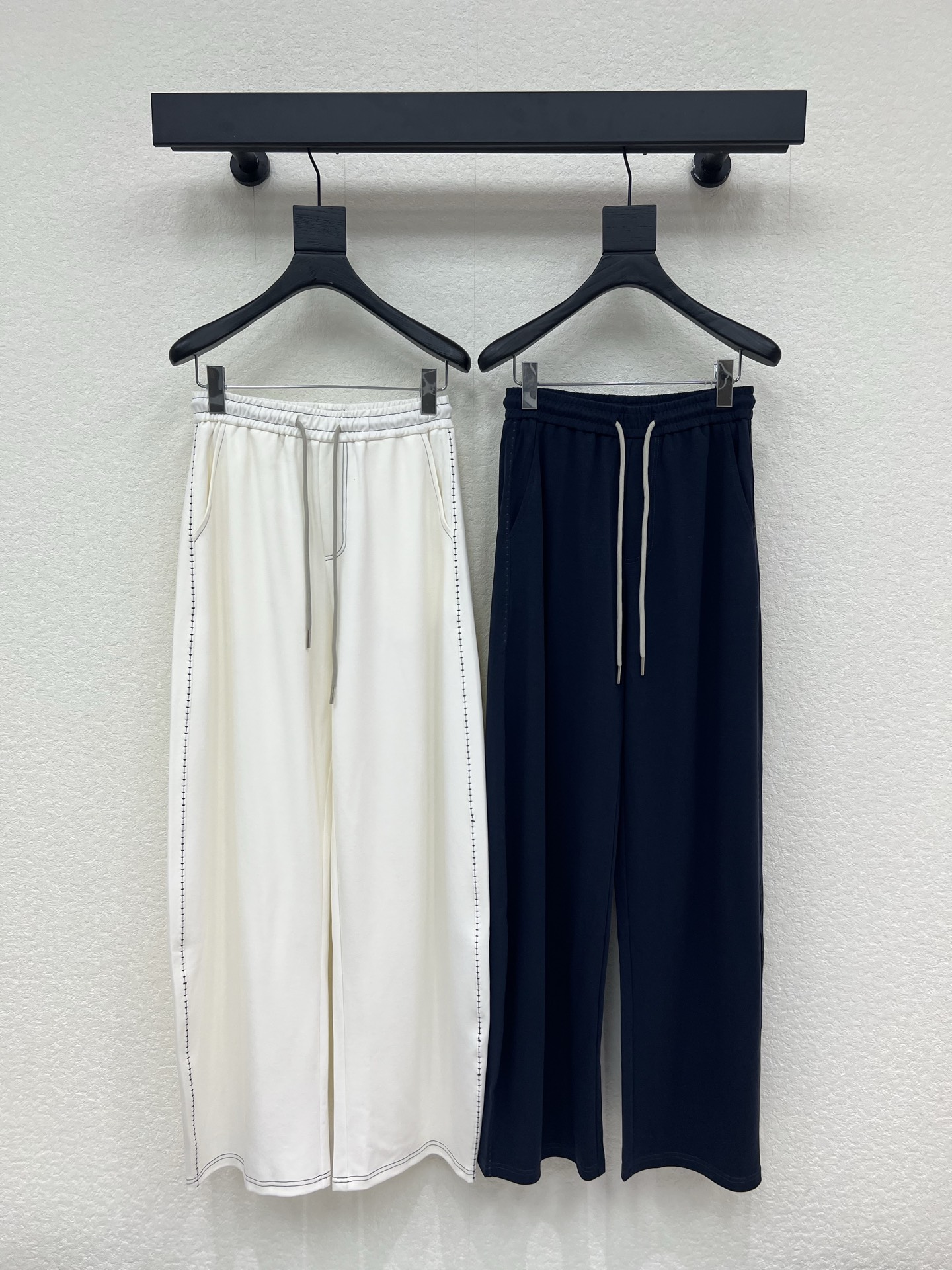 NO:795255,Miumi*26 new goddess-style drawstring casual pants. These pants are made of high-quality fabrics, technological design, fresh colors, crisp silhouette and personalized design, exclusive brand accessories decoration, making you the most unique existence. Whether it is the trend front or daily casual, it can make your matching full of innovation. Create your exclusive style and show your personality. SML AA,,miumiu,19860909Miumi*26新款女神同款抽绳休闲裤.这款裤子选用优质面料,工艺设计,清新的色系 挺括的版型与个性的设计相结合,专属品牌配件装饰,让你成为最独特的存在.无论是潮流前线还是日常休闲,它都能让您的搭配充满新意.打造你的专属风格,尽情展现个性.SML AA,,miumiu,,Women's clothing