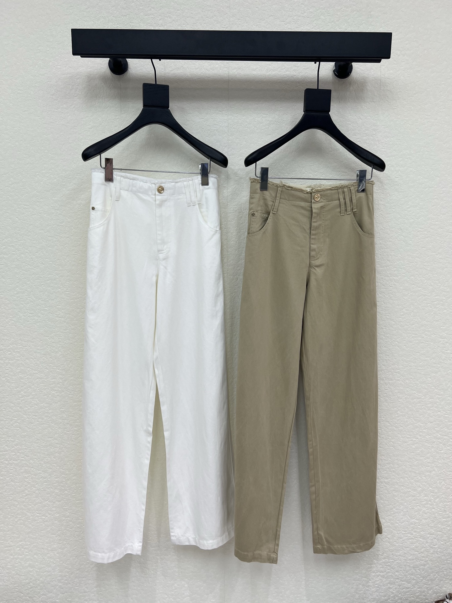 NO:795253,Chane*26 new goddess-style raw edge casual pants. These pants are made of high-quality fabrics, technological design, fresh colors, crisp silhouette and personalized design, exclusive brand accessories decoration, making you the most unique existence. Whether it is the trend front or daily casual, it can make your matching full of innovation. Create your exclusive style and show your personality. SML A,,chanel,19860909Chane*26新款女神同款毛边休闲裤.这款裤子选用优质面料,工艺设计,清新的色系 挺括的版型与个性的设计相结合,专属品牌配件装饰,让你成为最独特的存在.无论是潮流前线还是日常休闲,它都能让您的搭配充满新意.打造你的专属风格,尽情展现个性.SML A,,chanel,,Women's clothing