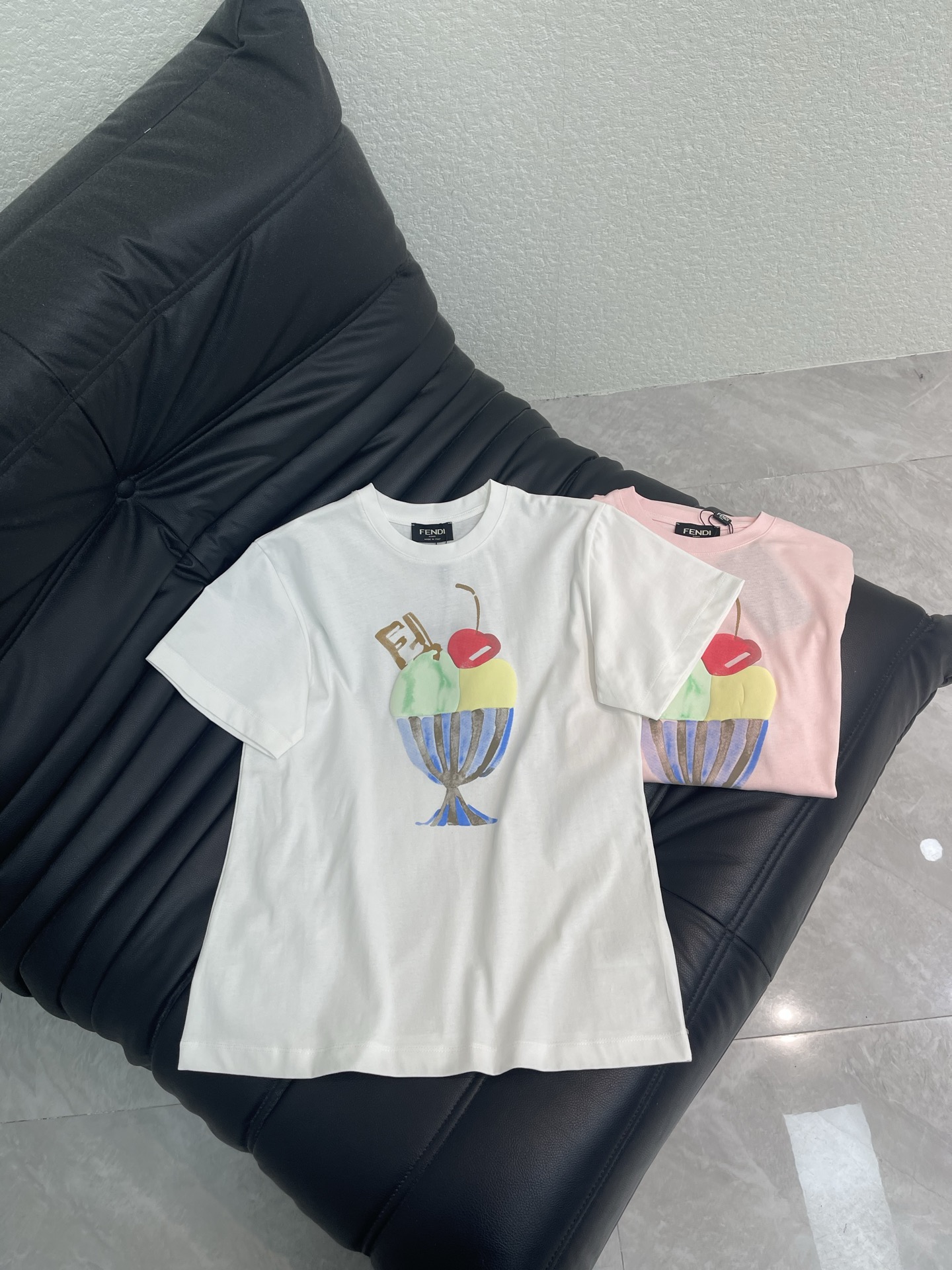 NO:795256,FEND*26 new spring and summer new round-neck short-sleeved T-shirt with ice cream cup lettering printing!  Customized imported cotton material, comfortable and breathable texture, ice cream printed pattern on the chest, decorated with the iconic letter logo to highlight the brand tone. The collar edge is wrapped with threads. It is matched with a loose design that covers the flesh and is not flattering on the figure, adding layering to the look. Development of surface accessories. Round neck loose short-sleeved T-shirt cut. Sweet and cute for daily wear!  SML,,fendi,T-shirt,tees,t-shirt,19860909FEND*26春夏新款同步 圆领冰淇淋杯字母印花短袖T恤！定制进口全棉材质 质感舒适透气 胸前冰激淋印花图案 配合标志性字母徽标融入修饰 彰显品牌调性 领边沿用螺纹包边处理 搭配宽松遮肉不挑身材设计 增添造型层次感 面辅料开发 圆领宽松短袖T恤剪裁 日常穿搭甜美可爱！SML,,fendi,T-shirt,tees，t-shirt,,Women's clothing