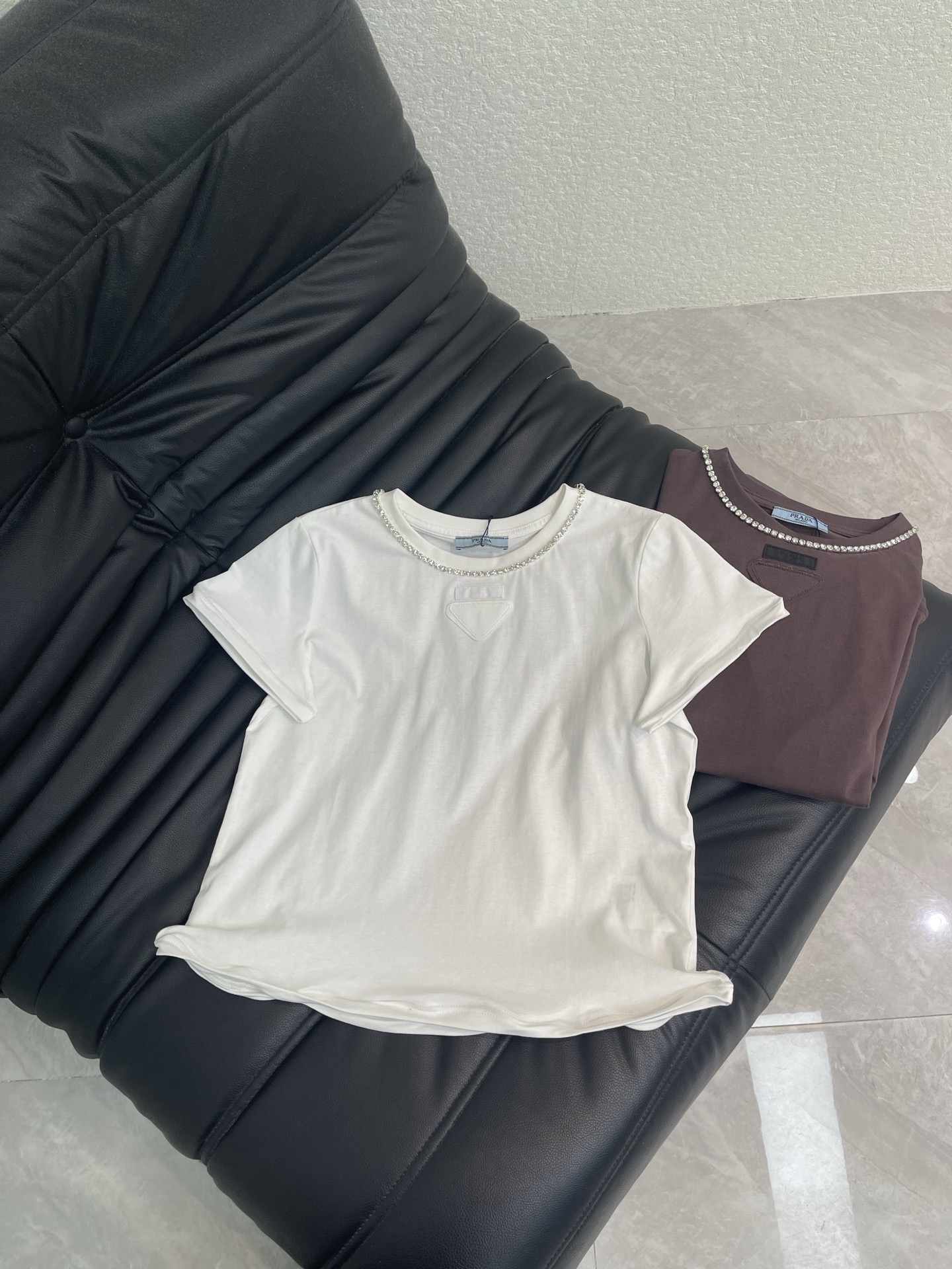 NO:795246,Prad*26 new spring and summer new steel ring stud collar short-sleeved T-shirt. The studded collar decoration is super exquisite. It is full of elegance. Simple design. It can be easily used in daily life or light luxury occasions. It is very good when paired with jeans and skirts. The texture is directly full. Two colors SML A, prada, skirts, jeans, T-shirt, tees, t-shirt,19860909Prad*26春夏新款钢圈钉钻领口短袖T恤 领口钉钻装饰超精致 优雅感满满 简约设计 日常或轻奢场合都能轻松驾驭 搭配牛仔裤 半裙都很出彩~质感直接拉满.两个色SML A,,prada,skirts,jeans,T-shirt,tees，t-shirt,,Women's clothing