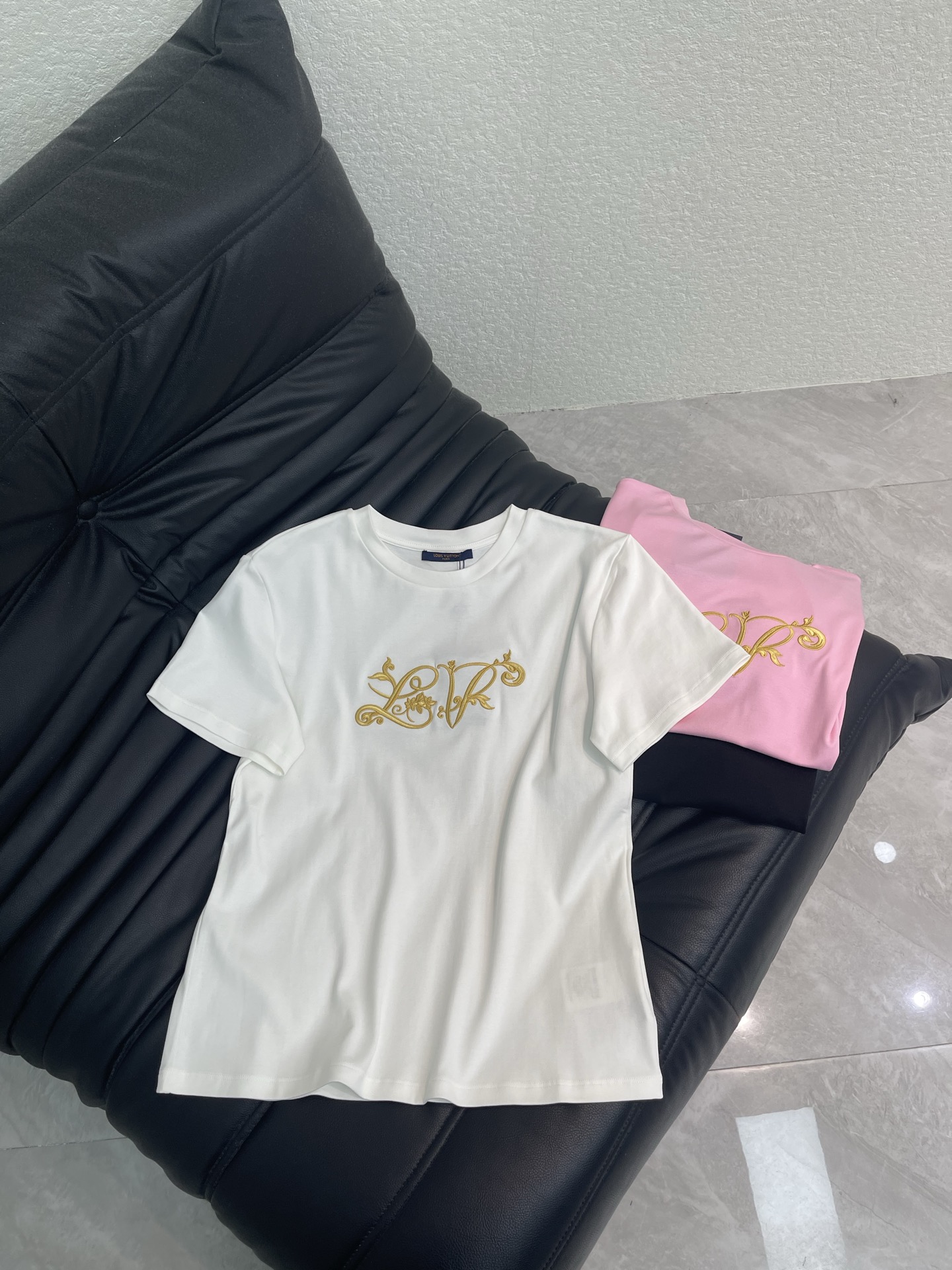 NO:796790,Louis Vuitto*26 new spring and summer gold letter embroidered short-sleeved T-shirt Mercerized cotton fabric High-density fashionable sports style Every daily wear Playful and age-reducing design elements full of vitality High quality Size SML, Louis Vuitton, T-shirt, tees, t-shirt,19860909Louis Vuitto*26春夏新款金线字母刺绣短袖T恤 丝光棉面料 高密度时髦运动风 每个日常的穿搭 俏皮减龄充满元气的设计元素 高品质 尺码SML,,louis vuitton,T-shirt,tees，t-shirt,,Women's clothing