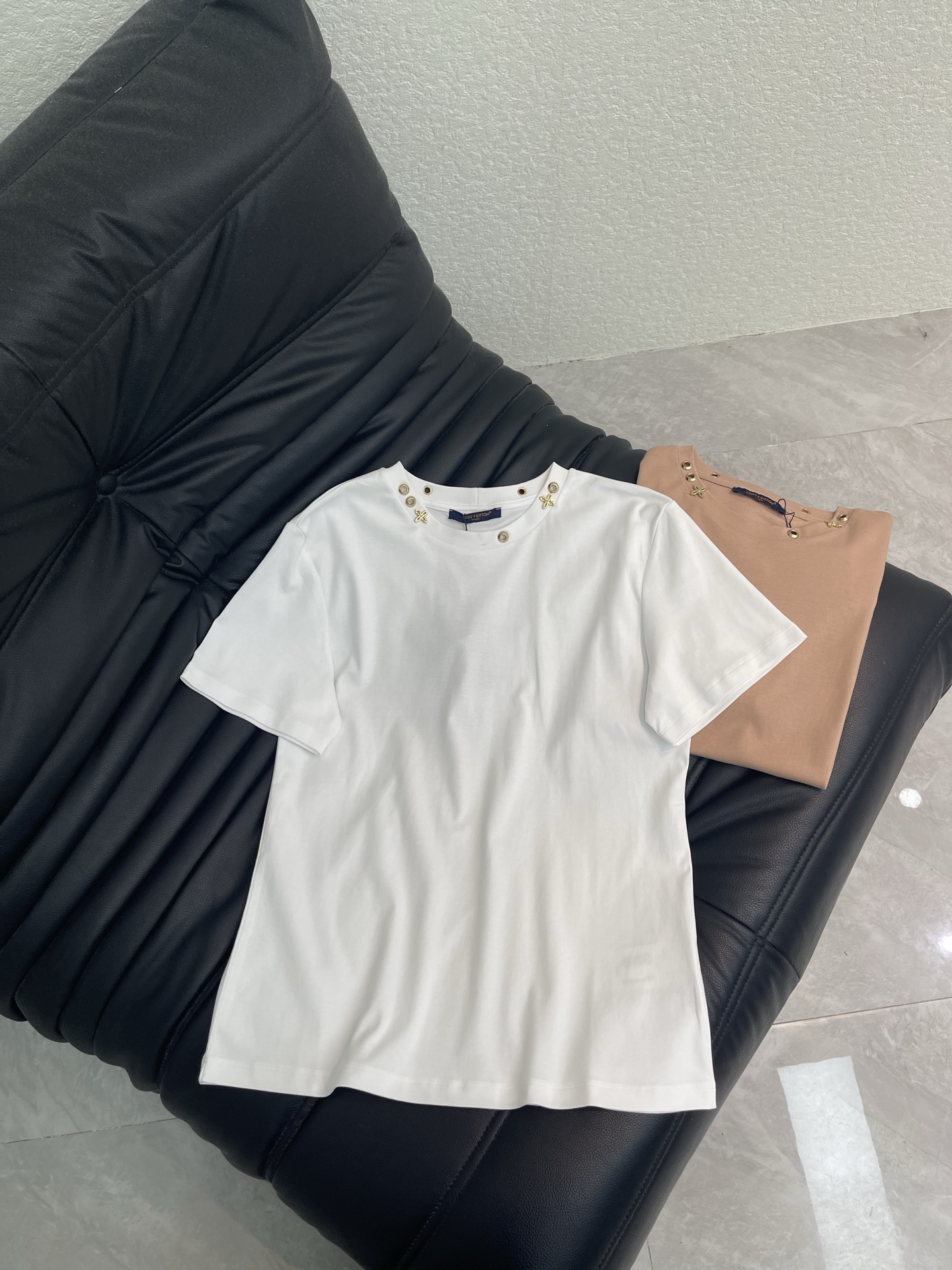 NO:796787,Louis Vuitto*26 new spring and summer four-leaf clover hardware short-sleeved T-shirt Mercerized cotton fabric High-density fashionable sports style Every daily wear Playful and age-reducing design elements full of vitality High quality Size SML A, Louis Vuitton, T-shirt, tees, t-shirt,19860909Louis Vuitto*26春夏新款四叶草五金短袖T恤 丝光棉面料 高密度时髦运动风 每个日常的穿搭 俏皮减龄充满元气的设计元素 高品质 尺码SML A,,louis vuitton,T-shirt,tees，t-shirt,,Women's clothing