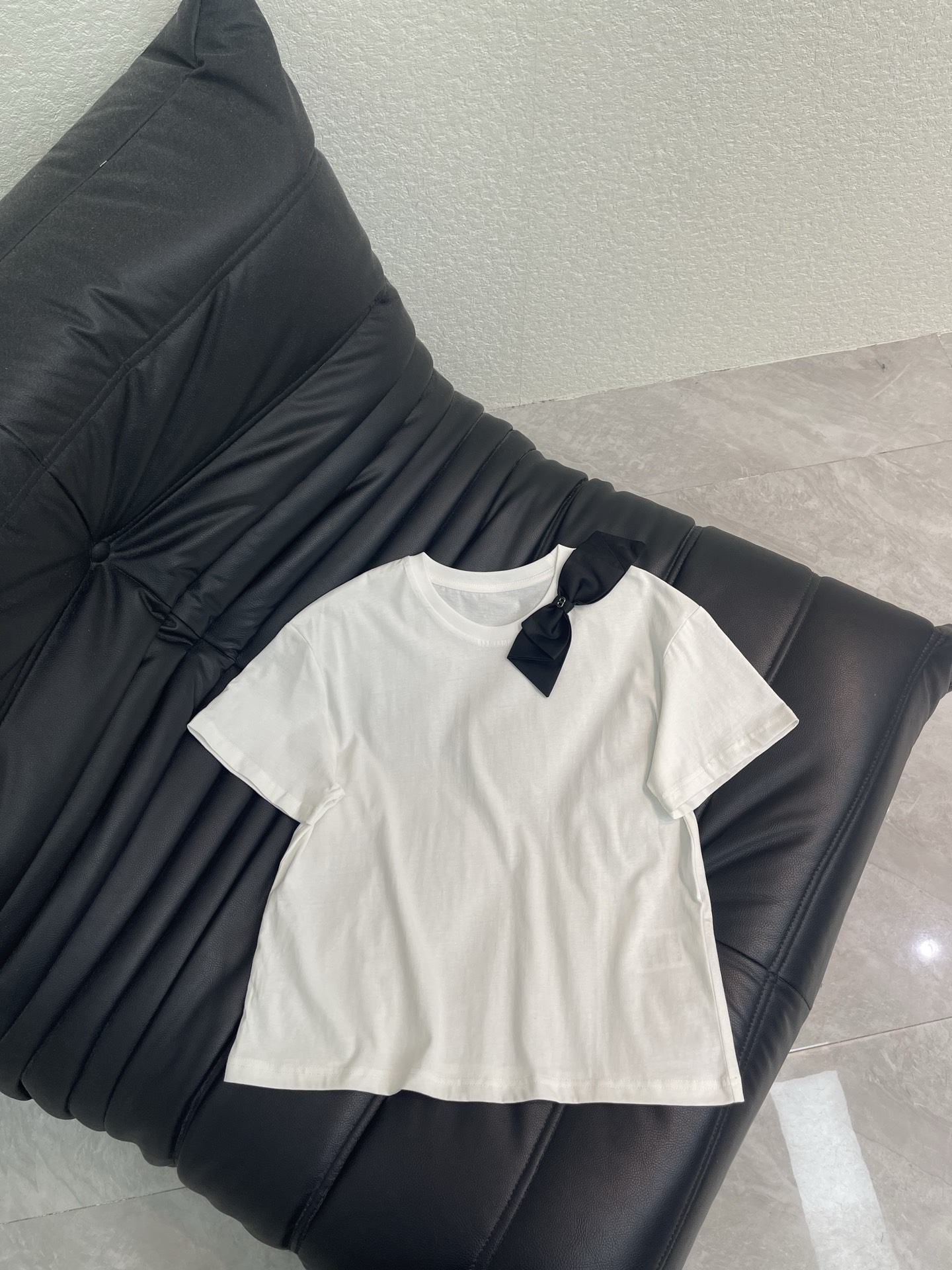 NO:795262,Dio*26 new spring and summer short-sleeved T-shirt with CD three-dimensional bow decoration. A black three-dimensional bow on the left shoulder is a delicate embellishment of the whole dress. It forms a sharp contrast with the pure white body. It instantly breaks the monotony of the basic style. It has a gentle and playful college atmosphere. The short-sleeved version of the front shoulder is tailored to fit. It is a versatile style that is not picky about the figure. It is refreshing and clean for daily wear. SML A,, dior, T-shirt, tees, t-shirt,19860909Dio*26春夏新品CD立体蝴蝶结装饰短袖T恤 左肩一枚黑色立体蝴蝶结是整件衣服的精致点缀 和纯白色衣身形成鲜明的撞色对比 瞬间打破了基础款的单调感 自带温柔又俏皮的学院氛围 正肩短袖剪裁版型偏合身 属于不挑身材的百搭款 日常穿起来清爽干净SML A,,dior,T-shirt,tees，t-shirt,,Women's clothing