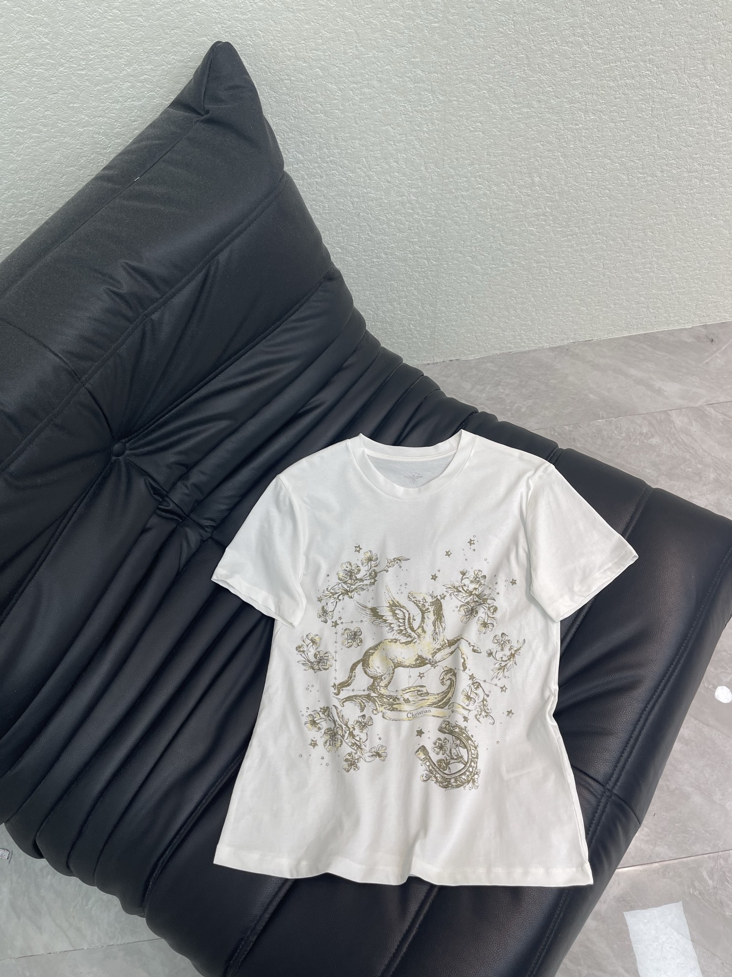 NO:795251,Dio*26 new spring and summer CD New Year limited printed logo short-sleeved T-shirt. Made of cotton and linen, comfortable and breathable. You can feel the ultimate enjoyment in your hand. The regular short-sleeved cut is versatile and not picky. The white Pegasus print brings romance and luxury just right. The retro gilt Pegasus pattern is embellished on the body. The entangled flowers and stars add a sense of fantasy. The simple white T-shirt is versatile and refreshing, whether worn alone or layered, it can be the finishing touch of the look SML  A,,dior,T-shirt,tees,t-shirt,19860909Dio*26春夏新品CD贺岁限定印花徽标短袖T恤 棉亚麻材质舒适透气拿到手感受极致享受 常规短袖剪裁百搭不挑人 白色飞马印花把浪漫与高级揉得恰到好处 复古的鎏金飞马纹样缀在衣身 缠绕的花卉与星芒添了几分梦幻感 简约的白T版型百搭又清爽 不管单穿还是内搭 都能成为造型里的点睛之笔SML A,,dior,T-shirt,tees，t-shirt,,Women's clothing