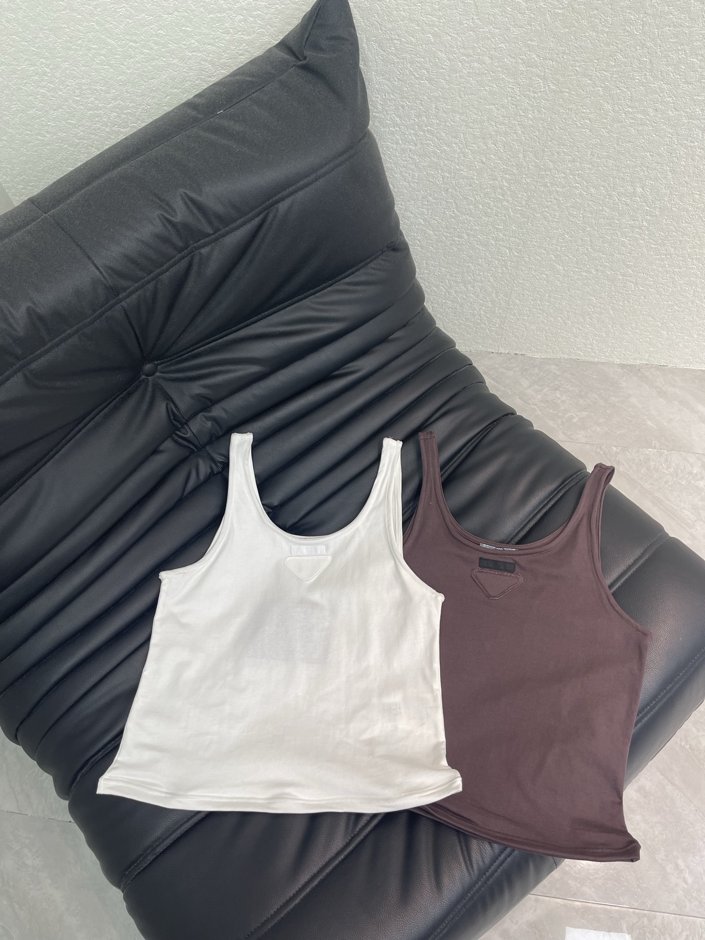 NO:795243,Prad*26 spring and summer new steel ring triangle vest. The triangle logo on the chest is very recognizable. The wide shoulder strap design makes you slim and can cover the side breasts. The loose version is OK to wear alone or layered. You can switch between French sweetness or minimalist style. It can be easily used in daily life and vacation. It is comfortable and fashionable. It is versatile and easy to match! Two colors SML AA, prada,19860909Prad*26春夏新款钢圈三角标背心 胸前三角标超有辨识度,宽肩带设计显瘦还能遮副乳 宽松版型单穿or内搭都OK 法式甜美or极简风随心切换 日常,度假都能轻松驾驭,舒适又时髦,百搭不挑人!两个色SML AA,,prada,,Women's clothing