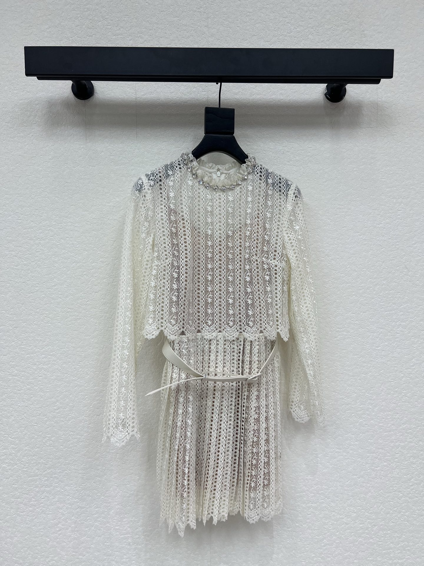 NO:796761,self-rtrai*26 new heavy-duty rhinestone stand-up collar, ivory white fake two-piece diamond ornaments, three-dimensional craftsmanship, superimposed with small daisy embroidery texture, coexistence of transparency and delicacy, with nude lining, gentle yet modest, visually light and high-end. The rhinestones on the neckline blingbling in the sun, like a galaxy sewn onto it, becoming the focus of the eye without any extra. Finely hollowed-out wooden ear-edge stand-up collar, the details are exquisite to the bone.  The high waist is matched with a thin belt of the same color to accurately outline the proportions of the waistline; the hem is pleated and cut with wavy lace, which is smart and playful, and swaying when walking. The white moonlight skirt that comes with it. The monochrome size 3 SML, skirts, which really capture the 'noble feeling'.19860909self-rtrai*26新款重工水钻立领象牙白假两件钻饰 立体工艺,叠加小雏菊刺绣纹理,通透感与精致感并存,搭配裸色内衬,温柔又不失分寸,视觉上轻盈又高级.领口的水钻在阳光下blingbling的,像把星河缝在了上 无需额外就能成为视觉焦点.细密镂空木耳边立领,细节精致到骨子里 高腰配同色系细腰带,精准勾勒腰线比例；下摆百褶剪裁波浪形花边,灵动俏皮,行走时摇曳生姿 自带的白月光裙 真的把“贵气感”拿捏得死死的单色3码SML,,skirts,,Women's clothing