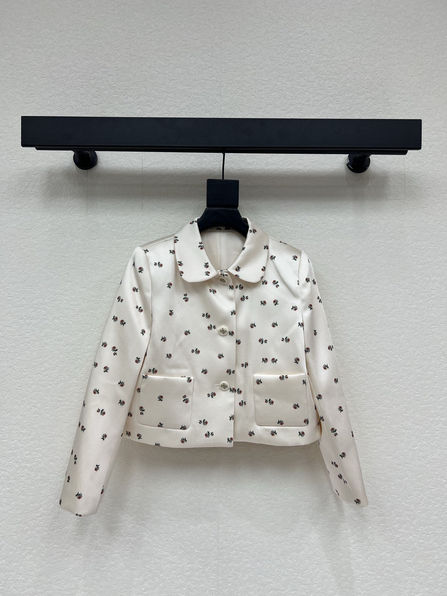 NO:796763,Design JORY*26 new summer product sweet and gentle style floral lapel jacket. The background color is milky white. It is made of glossy satin material and feels smooth and soft. It has a high-end soft light effect. The classic doll collar design weakens the toughness of the suit and adds a sweet feeling. The exquisite bow pattern printed on the button echoes the overall sweet element and is full of details. The overall style is fresh and girly, very suitable for dates or daily outings. SML, jackets & coats, business suits,19860909设计JORY*26夏新品甜美温柔风碎花翻领外套 底色为奶白色 采用光泽感缎面材质触感顺滑柔软 自带高级柔光效果 经典娃娃领设计弱化了西装的硬朗更增添了甜美感 纽扣上印有精致的蝴蝶结图案与整体甜美元素呼应细节感满满 整体风格清新又少女非常适合约会或日常出街SML,,jackets & coats,business suit,,Women's clothing