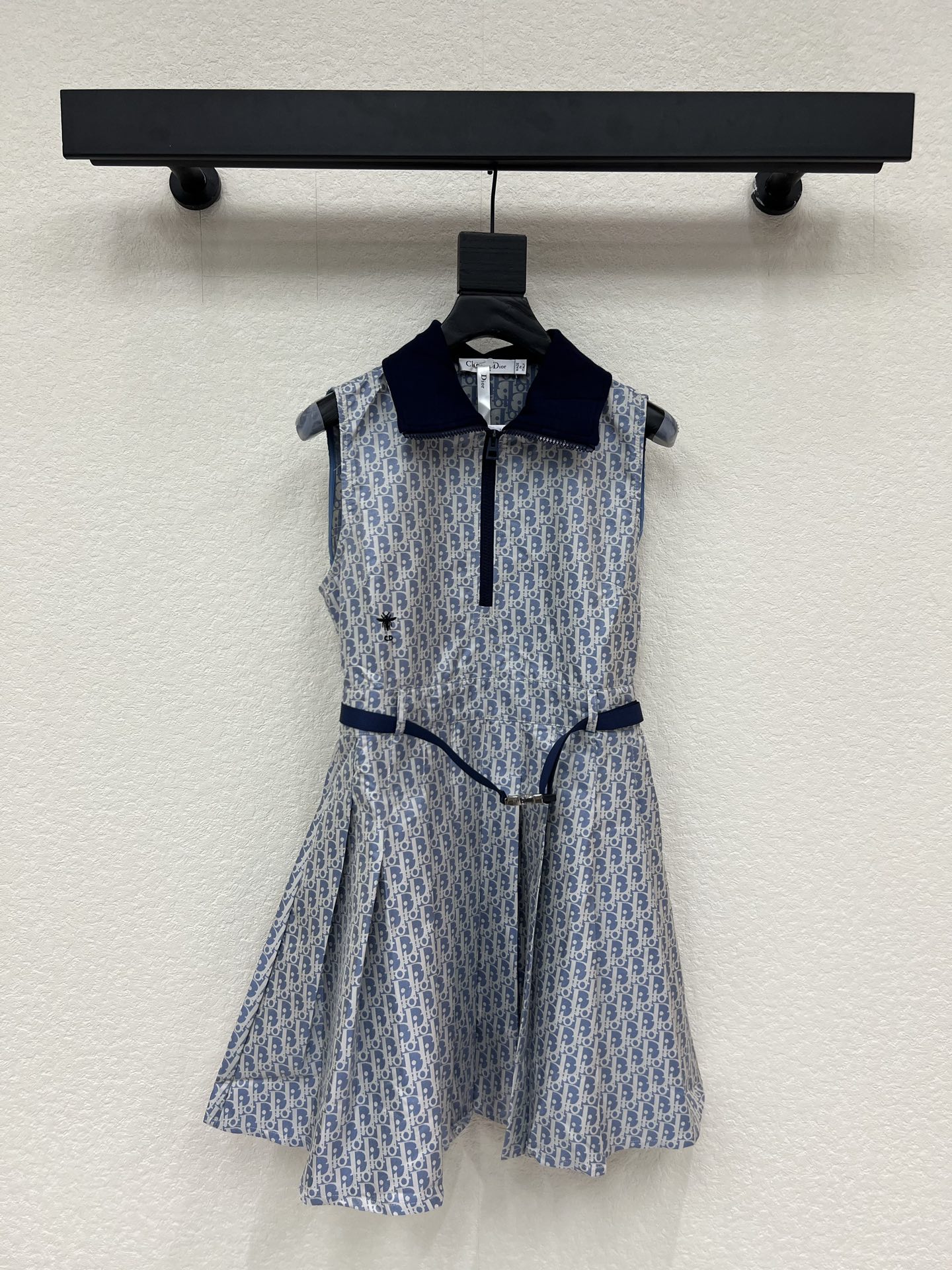 NO:797268,Dio*26 new arrival presbyopia logo jacquard belt sleeveless vest dress. Customized YB imported jacquard charge material. Stiff texture. Stylish upper body. Sleeveless dress version. The whole body is made of jacquard technology. The iconic presbyopia pattern is printed all over. It is retro and fashionable to enhance the temperament. The navy blue plain color of the collar highlights the details. It synergizes with the single-row front zipper design to form the highlight of the upper body. The contrasting color is full of luxury. The waist uses a snap logo belt to highlight the curves. The skirt is well cut.  The pleated skirt looks slim and fashionable, suitable for daily commuting SML A,,dior,skirts,19860909Dio*26新品老花logo提花腰带无袖背心裙 定制YB进口提花冲锋材质 质感挺括 上身有型 无袖连衣裙版型 通体采用提花工艺 满印标志性老花图案 复古时髦抬气质 领边藏蓝素色突出细节 与单排前襟拉链设计协同作用 形成上半身亮点 撞色贵气十足 腰部利用按扣徽标腰带凸显曲线 裙身裁剪得体 裙摆压褶显瘦时髦 日常通勤皆可 SML A,,dior,skirts,,Women's clothing