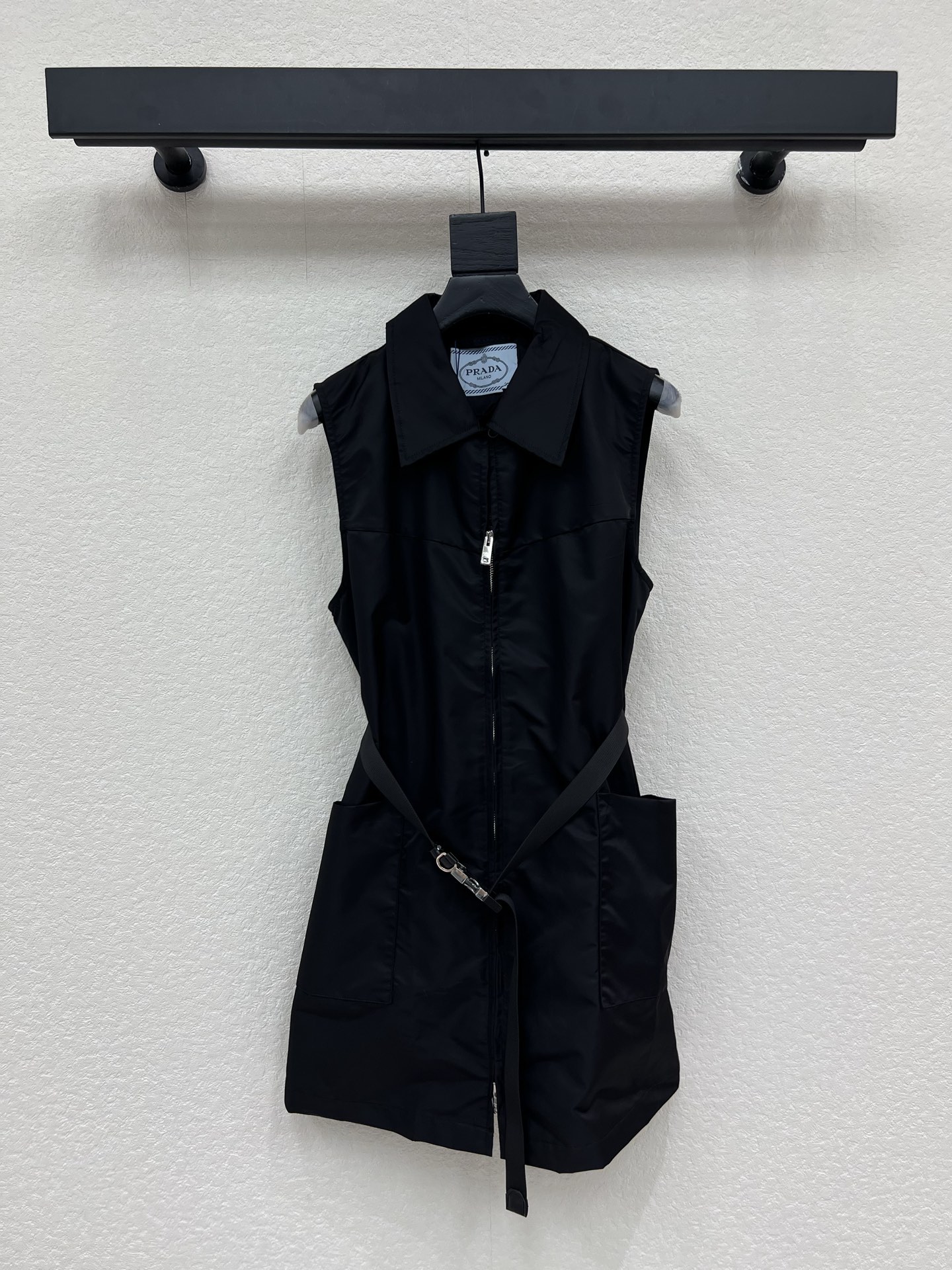 NO:797266,Prad*26 new black sleeveless work dress, simple and neat, with zipper opening and lapel design, full of work wear feel!  The black belt at the waist is adjustable and can easily outline the waistline, slimming and modifying the figure. The large pockets on both sides of the skirt are practical and design-friendly. The fabric is crisp and stylish, making it easy to carry on daily commuting and leisure. Paired with a purple crossbody bag, it is both retro and modern, fashionable and versatile!  SML,,prada,satchels,crossbody bags,skirts,19860909Prad*26新款黑色无袖工装连衣裙,简约利落,拉链开合+翻领设计,工装感满满！腰部黑色腰带可调节,轻松勾勒腰线,显瘦又修饰身形.裙身两侧大口袋,实用又有设计感,面料挺括有型,日常通勤、休闲都能轻松驾驭.搭配紫色斜挎包,复古与现代感兼具,时髦又百搭！SML,,prada,satchels,crossbody bags,skirts,,Women's clothing