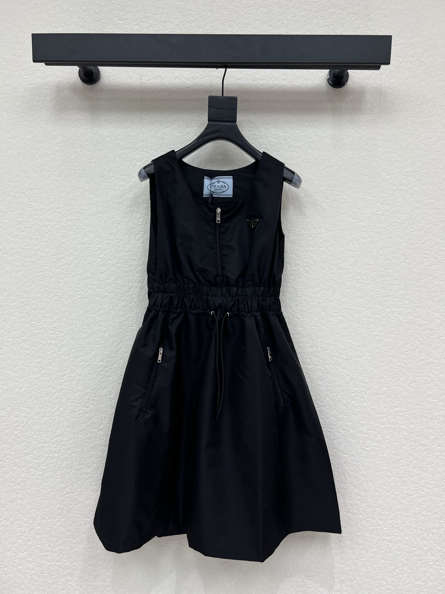 NO:797264,Prad*26 new nylon waist sleeveless dress made of YB imported environmentally friendly nylon material. Stiff and stylish. Round neck zipper design. Elastic webbing decoration at the waist. Adjustable waist. Fashionable. Decorated with a triangle on the chest. Pull-on side pockets on both sides of the hem. Full shape. A-line large skirt. Slim and cover the flesh. Nylon long skirt cut. Fashionable upper body. SML A, prada, skirts, for daily commuting.19860909Prad*26新款尼龙收腰无袖连衣裙定制YB进口环保尼龙材质 挺括有型 圆领拉链设计 腰部松紧织带装饰 可调节腰围 时尚感up 胸前饰以三角标点睛 下摆两侧拉着侧口袋设计 造型感十足 A字大裙摆 显瘦遮肉 尼龙长裙剪裁 上身时髦潮流 日常通勤都 SML A,,prada,skirts,,Women's clothing