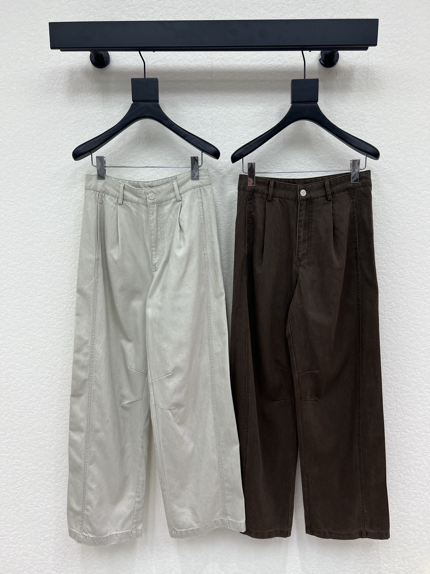 NO:797259,Prad*26 new goddess-style Tencel cotton jeans casual pants. These pants are made of high-quality fabrics, technological design, fresh colors, crisp fit and personalized design. The back pocket has a small hardware and exquisite iron plate, making you the most unique existence. Whether it is the trend front or daily casual, it can make your matching full of innovation. Create your exclusive style and show your personality. SML,, prada, jeans,19860909Prad*26新款女神同款天丝棉牛仔裤休闲裤.这款裤子选用优质面料,工艺设计,清新的色系 挺括的版型与个性的设计相结合,后袋做有五金小精致铁牌,让你成为最独特的存在.无论是潮流前线还是日常休闲,它都能让您的搭配充满新意.打造你的专属风格,尽情展现个性.SML,,prada,jeans,,Women's clothing