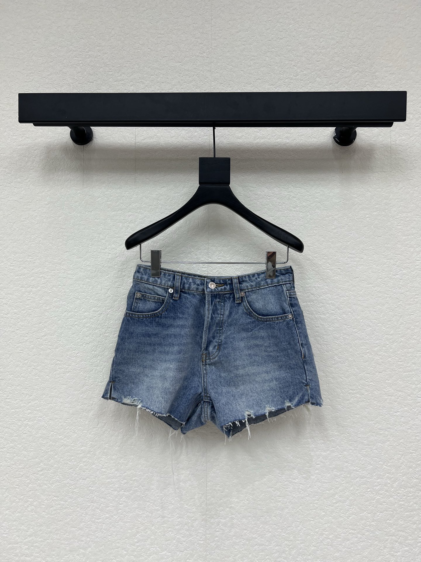 NO:796769,Alexander Wan*26 new back pocket ripped denim shorts with laminated letters adopt a high-waisted A-line version. The high-waist design can raise the waistline and optimize body proportions. The A-line pants shape modifies the crotch and thigh lines, making the legs slimmer and longer. It is a typical American retro hot girl style. The material is distressed washed denim, showing a light blue tone with a retro white texture. The upper body is stiff and stylish while retaining the comfort of denim. The edges of the back pockets are raw and torn.  Three-dimensional letters are embossed on the bag mouth, and the pants also have large-area embossed letters of the same brand. The visual layer is rich. SML AA,,shorts,19860909Alexander Wan*26新款后袋破烂压胶字母牛仔短裤 采用高腰 A 字版型 高腰设计能拉高腰线 优化身材比例 A 字裤型修饰胯部和大腿线条 显瘦又显腿长 是典型的美式复古辣妹款 面料为做旧水洗牛仔布 呈现浅蓝调 带有复古磨白质感 硬度适中 上身挺括有型 同时保留牛仔的舒适感 后袋边缘做了毛边撕裂处理 袋口压印立体字母, 裤身也有大面积同品牌字母压印 视觉层次丰富 SML AA,,shorts,,Women's clothing