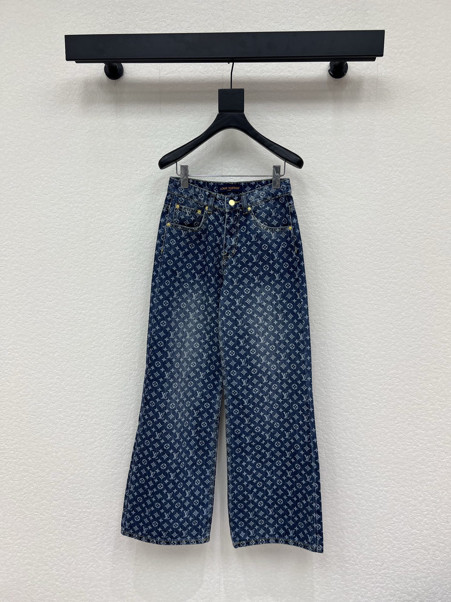 NO:796771,Louis Vuitto*26 new laser-burned all-over printed denim trousers. Made of customized siro jacquard fabric, solid color and softness, customized hardware, the upper body is absolutely the best jeans!  The style has a slightly flared feel and is full of fashion. It can be matched with all kinds of tops. The mid-high waistline allows even small people to wear it with a 37% body proportion. The laser-burned all-over printing process makes it unique and fashionable. No matter who wears it, it will not conflict with the style. Whoever wears it will have slender, straight and long legs!  Highly recommended. Retro blue is very versatile. The most important thing is that it is completely opaque. It is a perfect match for spring and summer travel. It can be salty or sweet. The color is light blue. The size is SML, Louis Vuitton, Jeans,19860909Louis Vuitto*26新款激光烧花满印牛仔长裤.采用定制赛络纺提花面料,固色加软,定制五金,上身绝对王炸牛仔裤！版型有少少微喇的感觉,时尚感十足,承包你的各种上衣搭配,中高腰线让小个子也能穿出三七分身材比例,激光烧花满印的工艺,个性独特又时髦出街不撞款谁穿谁是细直大长腿！强烈推荐 复古蓝炒级百搭呀,最主要是完全不透,春夏出游搭配一绝 可盐可甜 颜色浅蓝 尺码SML,,louis vuitton,jeans,,Women's clothing