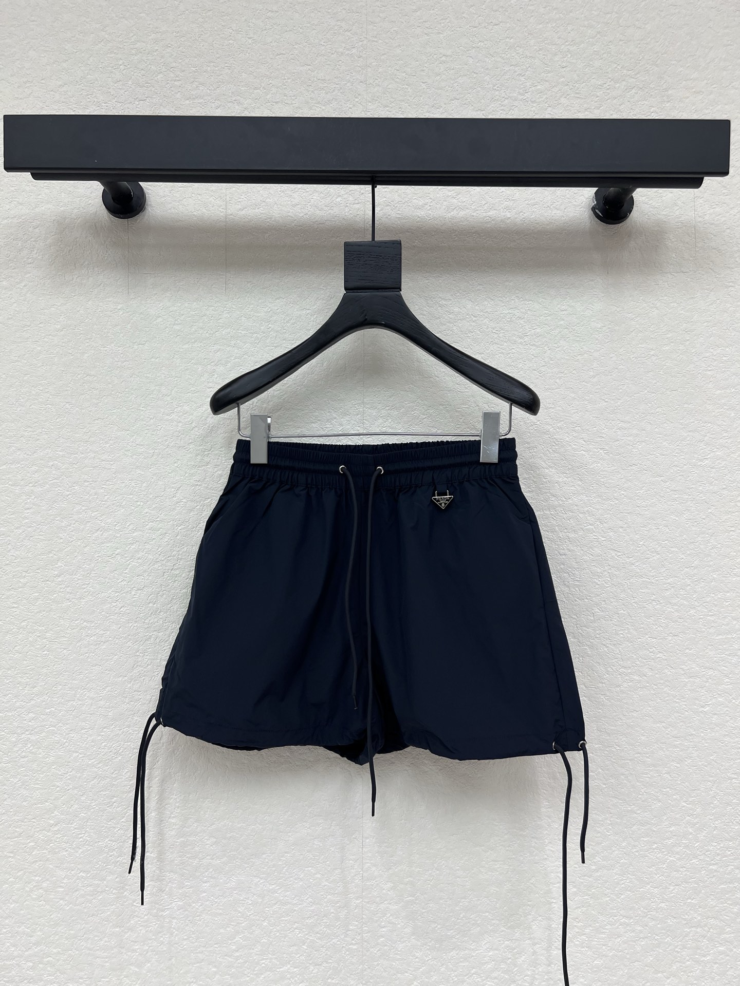NO:797269,Prad*26 spring and summer new style metal triangle logo cargo shorts, a classic and versatile series that never goes out of style, a must-have and versatile item for travel. A must-have item for cool summer fashionistas. It is simple and elegant, and the small hardware triangle logo embellishment highlights the layering. The version is also relatively loose, and the upper body effect is very slim, highlighting the temperament and charm, and is full of coolness!  SML A,,prada,shorts,19860909Prad*26春夏新款金属三角标logo工装短裤,经典百搭永不过时系列,绝佳出行穿搭必备百搭单品.夏天潮cool达人必备神器 简单大方加上五金三角标小logo的点缀更凸显层次感 版型也是比较宽松的 上身效果非常显瘦 凸显气质魅力 酷感十足！SML A,,prada,shorts,,Women's clothing