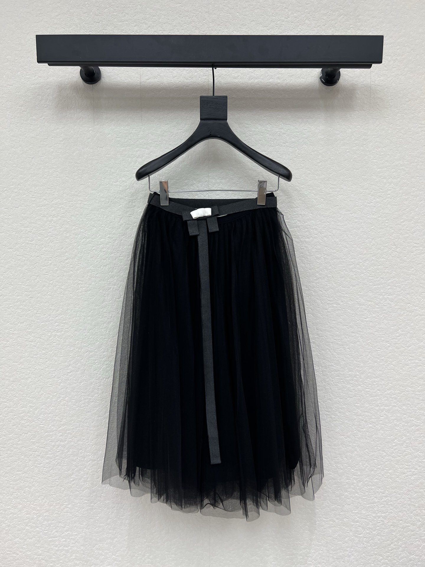 NO:796773,Design JORY*26 new spring and summer French romantic style black mesh skirt. It has a gentle and fairy atmosphere. It is an atmospheric item that is very suitable for spring and summer. High-waisted A-line long skirt with a large hem. The skirt is fluffy and drape well. The length reaches the middle of the calf, which can not only modify the line of the lower body, but also create an elegant and elegant feeling. Multiple layers of light mesh are superimposed to form natural folds and fluffy feeling. When walking, it will sway in the wind, which is flexible and romantic, sweet and cool girly feeling.  It not only has the gentle fairy atmosphere of mesh, but also has a bit of coolness due to the black background. It can be salty or sweet. SML A,,skirts,19860909设计JORY*26春夏新品法式浪漫风黑色网纱半裙 自带温柔仙气 是很适合春夏的氛围感单品 高腰A字大摆长裙 裙摆蓬松且垂坠感好 长度到小腿中部既能修饰下半身线条 又能营造出优雅飘逸的感觉多层轻薄网纱叠加 形成自然的褶皱与蓬松感 走路时会随风摆动灵动又浪漫 甜酷少女感 既有网纱的温柔仙气 又因黑色底色多了几分酷感 可盐可甜SML A,,skirts,,Women's clothing