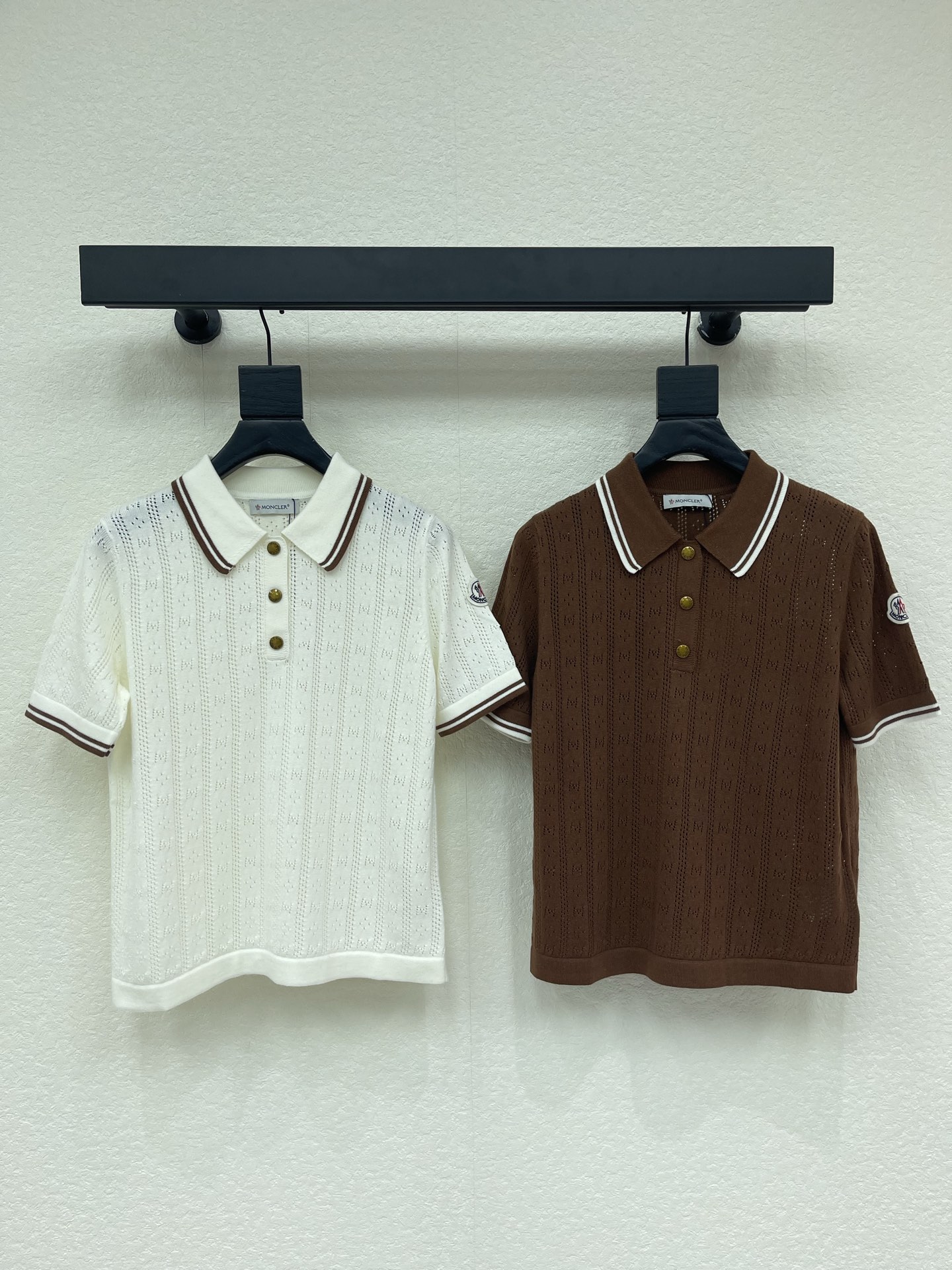 NO:795236,Moncle*26 new spring and summer college style contrast polo sweater, short-sleeved design, light and breathable, super comfortable to wear in summer! POLO collar + contrast stripes, retro and energetic, full of details. The body is knitted with vertical stripes, which has a great slimming effect. Pair it with a high-waisted pleated skirt or shorts, and you can easily get a college style or sweet and spicy style. The fabric is soft and skin-friendly, and it can be worn alone or layered. It is a versatile item in the summer wardrobe! SML  A,,Moncler,skirts,shorts,T-shirt,19860909Moncle*蒙口26春夏新款学院风撞色polo针织衫,短袖设计,轻薄透气,夏天穿超舒服!POLO领+撞色条纹,复古又元气,细节满满.衣身竖条纹针织,显瘦效果很赞,搭配高腰百褶裙或短裤,轻松get学院风or甜辣风穿搭,面料柔软亲肤,单穿叠搭都OK,是夏季衣橱百搭神器! SML A,,Moncler,skirts,shorts,T-shirt,,Women's clothing