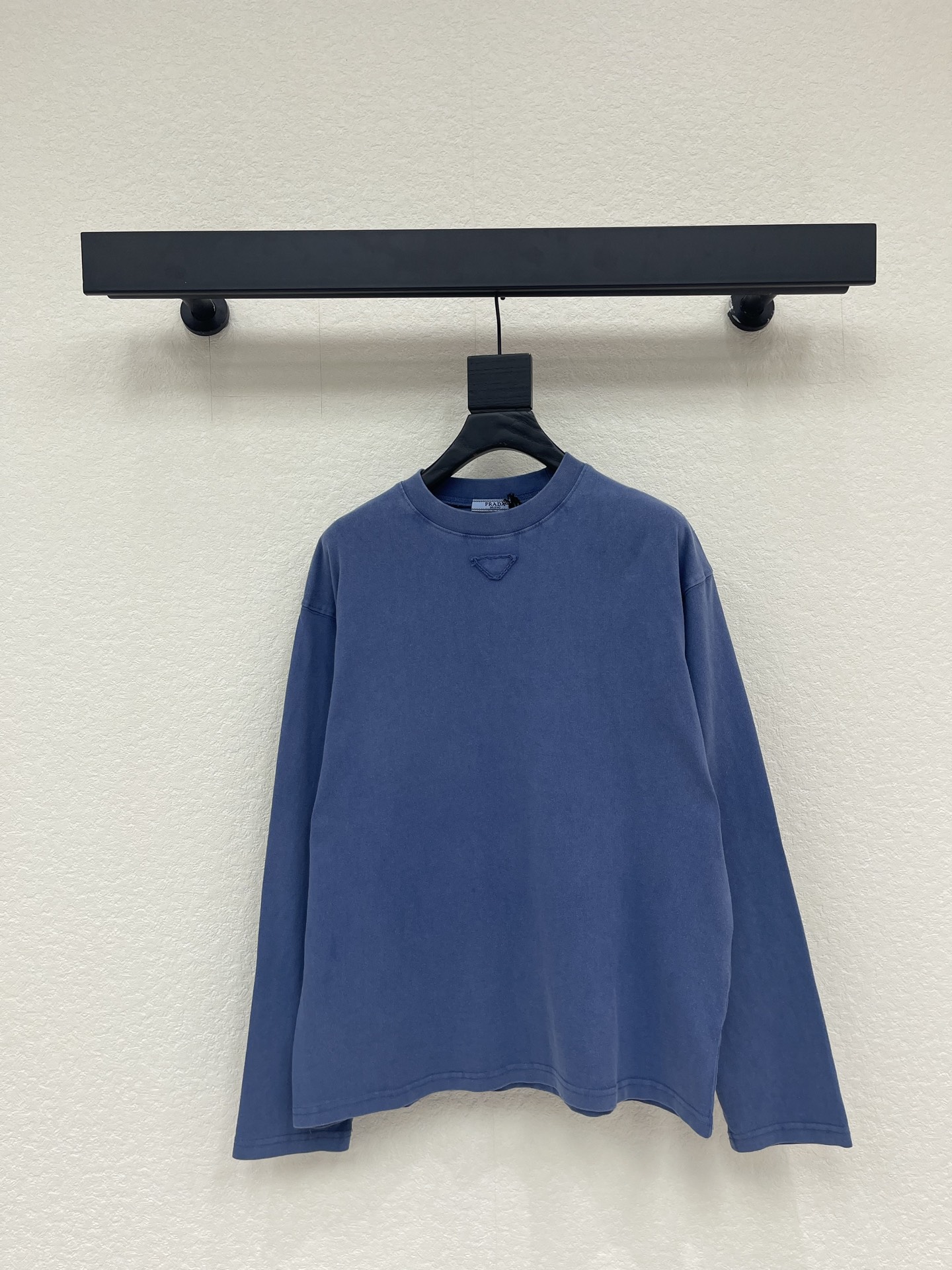 NO:797258,Prad*26 new distressed patch triangle round neck long-sleeved T-shirt丨Exclusive high-end version!  A highly recommended one!  Very well matched and very layered!  Made of combed cotton as raw material, the ready-made garments are processed by frying process. The classic dropped shoulder sleeves are matched with a threaded round collar. They are very tolerant to the body shape, make you look slimmer as you age, and are versatile ~ the clothes also feel textured!  It's really easy to wear, has slimming properties, and can't be taken off!  SML,,prada,tees,t-shirt,19860909Prad*26新款做旧贴布三角标圆领长袖T恤丨独家高版出品！ 超级推荐的一款！好搭配且很有层次感！采用精梳棉为原料,成衣经炒色工艺处理,经典落肩袖型搭配螺纹圆领,对身材包容性很好,减龄显瘦又佰搭～衣服摸上去也狠有质感的感觉！真的狠好穿,自带显瘦属性,脱不下来的那种！SML,,prada,tees，t-shirt,,Women's clothing