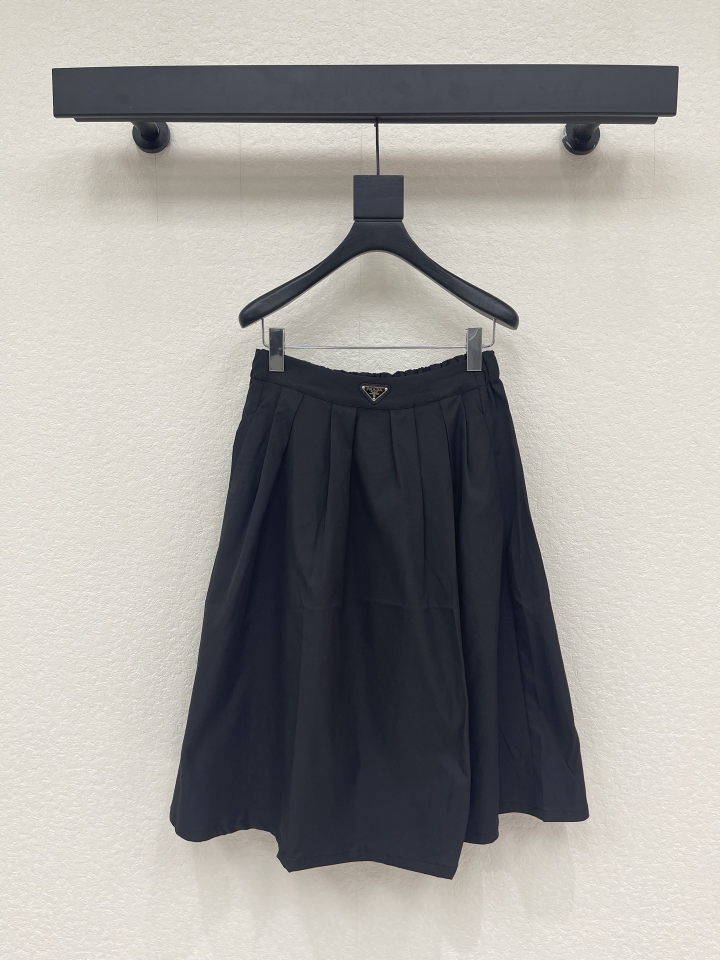 NO:797262,Prad*26 new triangle logo skirt. High-waisted A-line umbrella cut design, triangle logo embellishment on the waist, pockets on both sides, front waist suit waist, elasticated back waist!  The skirt is oversized and pleated to create an excellent waist-to-hip ratio!  It’s impressive at a glance!  Hidden in a modern and informal tone, don’t walk too handsomely!  SML,,prada,skirts,business suit,19860909Prad*26新款三角徽标半身裙.高腰A字伞状剪裁设计版型,腰间的三角标logo点缀,两侧口袋,腰部前腰西装腰,后腰松紧！裙摆超大打褶,打造优秀腰臀比！做到一眼就不俗！深藏着一个摩登不拘谨的腔调,走路不要太帅气！SML,,prada,skirts,business suit,,Women's clothing