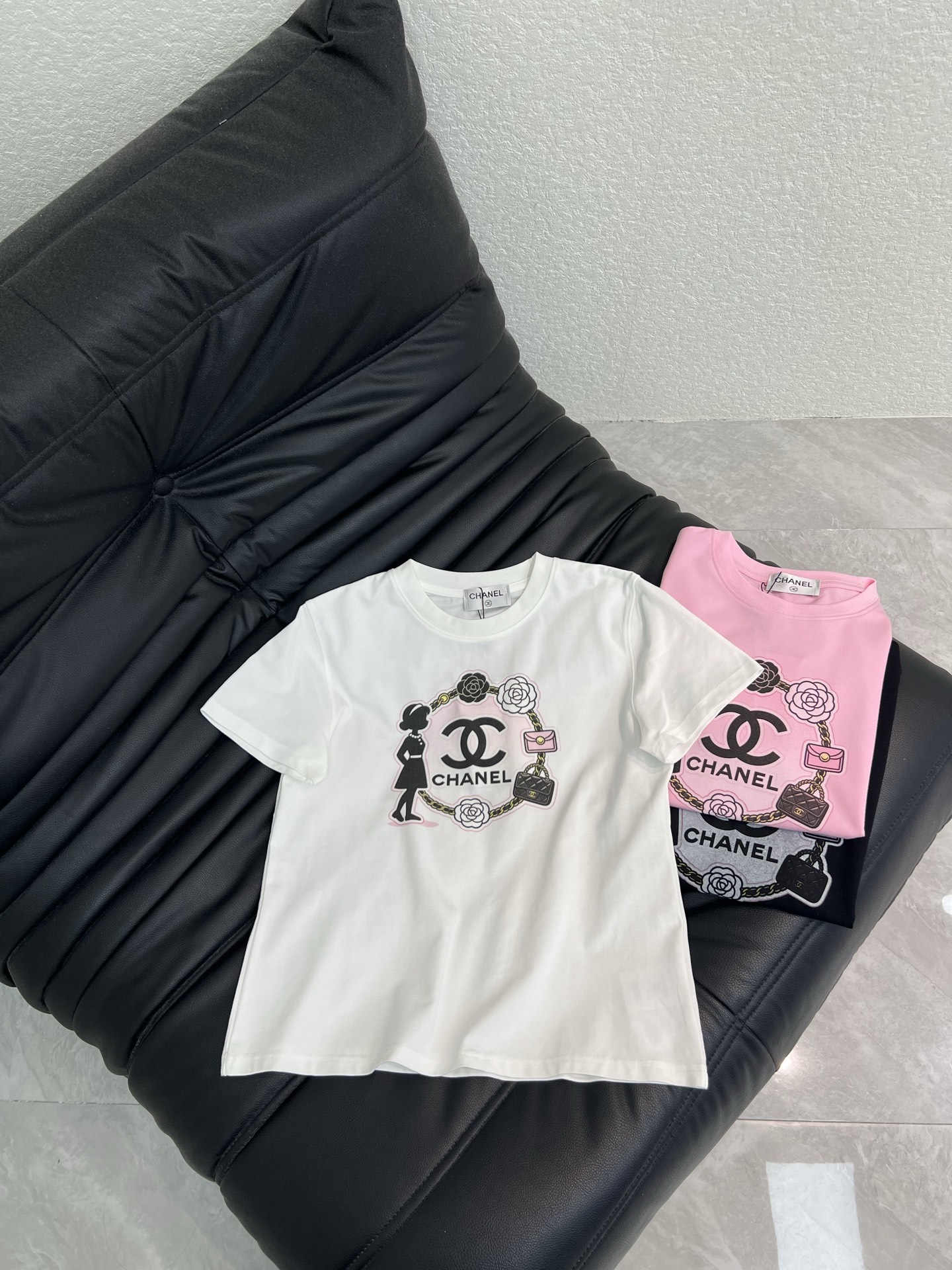 NO:797799,Chane*26 new spring and summer digital printed camellia short-sleeved T-shirt Mercerized cotton fabric High-density fashionable sports style Every daily wear Playful and age-reducing design elements full of vitality High quality Size S-XXL,,chanel,T-shirt,tees,t-shirt,19860909Chane*26春夏新款数码印花山茶花短袖T恤 丝光棉面料 高密度时髦运动风 每个日常的穿搭 俏皮减龄充满元气的设计元素 高品质 尺码S-XXL,,chanel,T-shirt,tees，t-shirt,,Women's clothing