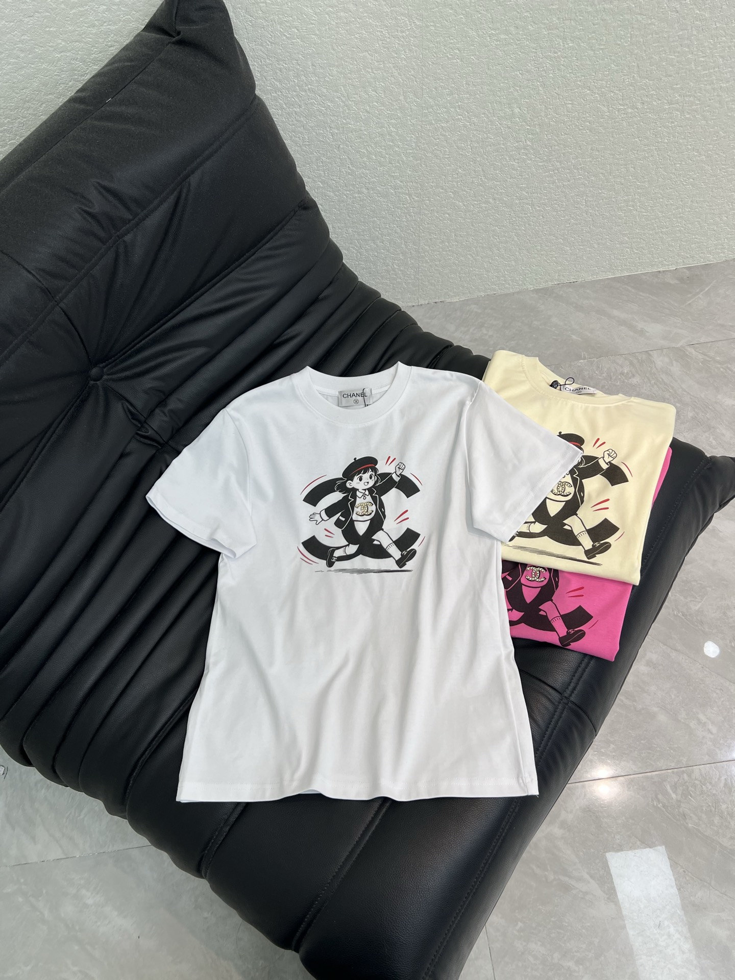 NO:799227,Chane*26 new spring and summer digital printed double C short-sleeved T-shirt. Pure cotton fabric. High-density fashionable sports style. Every daily wear. Playful and age-reducing design elements full of vitality. High quality. Size SML A,,chanel,T-shirt,tees,t-shirt,19860909Chane*26春夏新款数码印花双C短袖T恤 纯棉面料 高密度时髦运动风 每个日常的穿搭 俏皮减龄充满元气的设计元素 高品质 尺码SML A,,chanel,T-shirt,tees，t-shirt,,Women's clothing