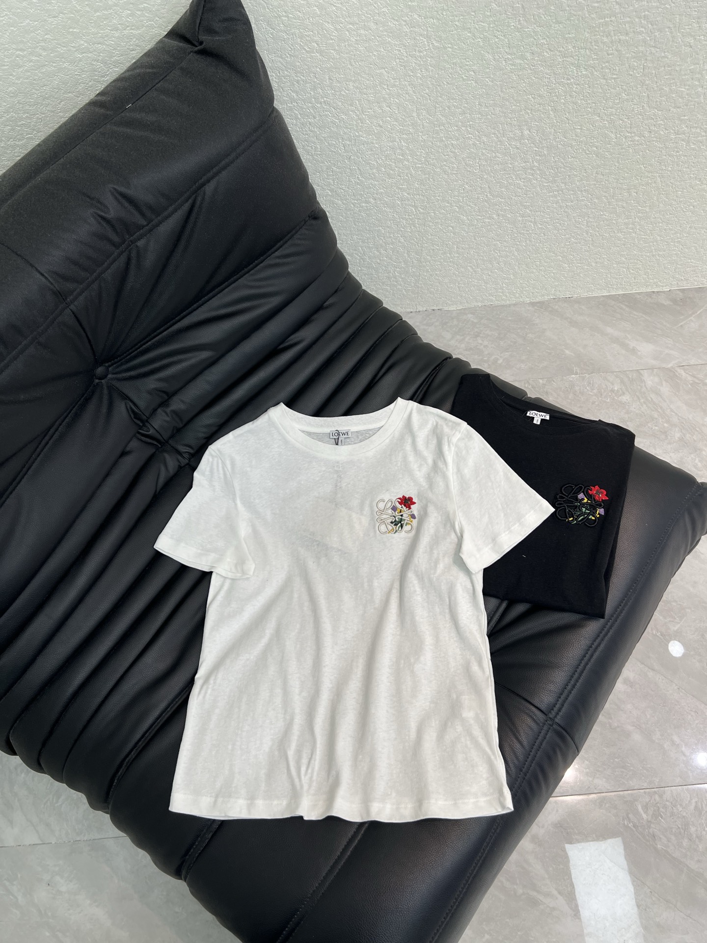 NO:798195,Loew*26 new spring and summer short-sleeved T-shirt with floral embroidery, made of breathable cotton, soft and skin-friendly, super comfortable to wear in summer!  The brand embroidery on the chest is very recognizable, simple and high-end. The straight shoulder cut + round neck design modifies the shoulder line, which is versatile and not picky. It is OK whether worn alone or as an inner layer~ It can be easily controlled for daily commuting and leisure. It is comfortable and textured. It is a basic wardrobe essential. SML A,, loewe, T-shirt, tees, t-shirt,19860909Loew*26春夏新款花卉刺绣短袖T恤,采用透气棉料,柔软亲肤,夏天穿超舒服！胸前品牌刺绣超有辨识度,简约又高级.正肩剪裁+圆领设计,修饰肩部线条,百搭不挑人,无论单穿还是内搭都很OK～日常通勤、休闲都能轻松驾驭,舒适又有质感,是衣橱必备基础款.SML A,,loewe,T-shirt,tees，t-shirt,,Women's clothing