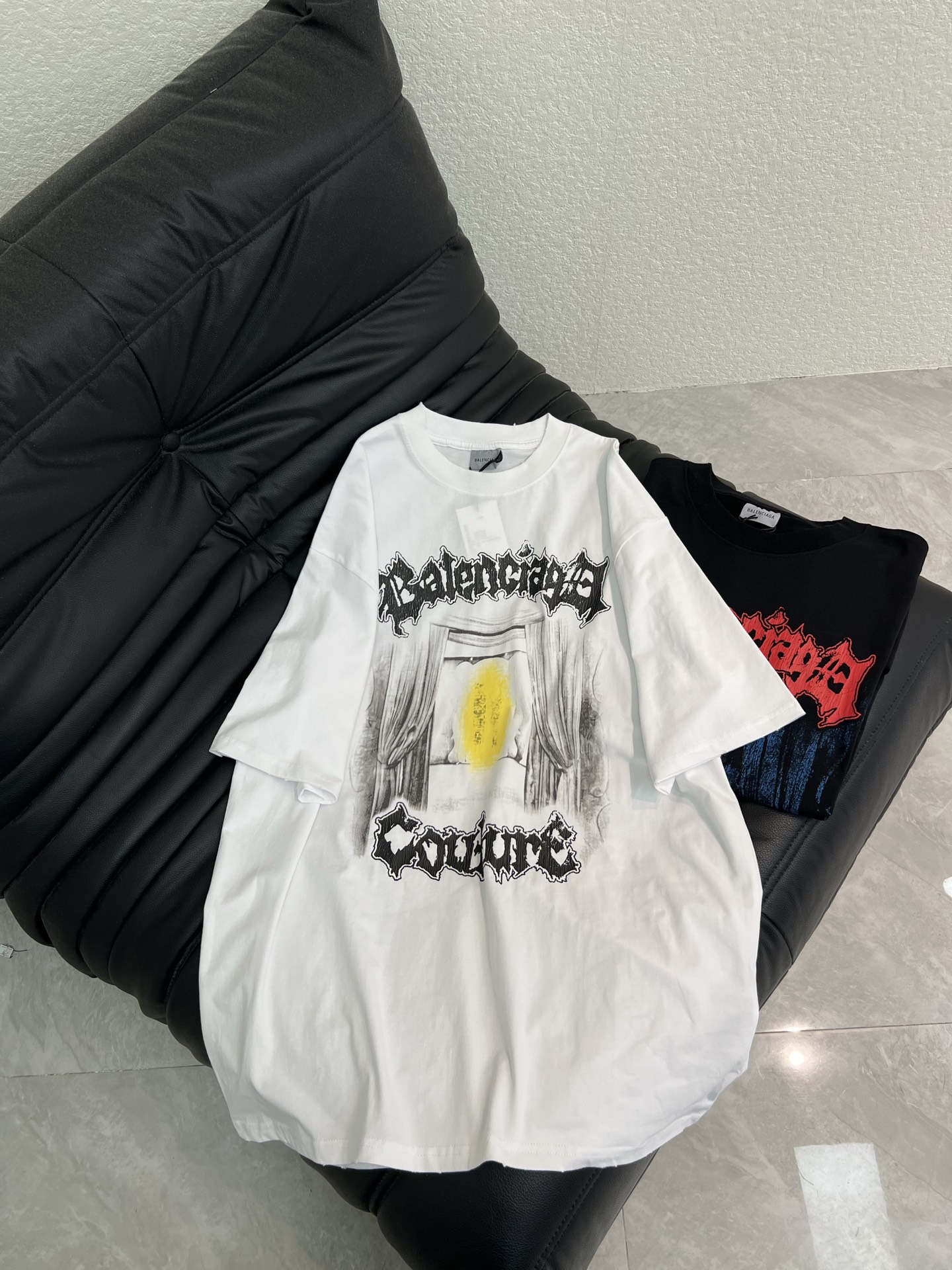 NO:797801,Balenciag*26 new cracked letter printed short-sleeved T-shirt丨Exclusive high-end version!  Loose and large fit, classic round neck design is simple and easy to wear, perfect for eye-catching when walking on the street!  It has a youthful and energetic feel, and the loose fit is totally flattering on your figure!  It is tolerant and covers the flesh and makes you look slimmer!  Beautiful and comfortable at the same time!  100% custom-made fabric that will turn heads when worn out on the street. The texture is super comfortable!  I can rush all the seasonal items with my eyes closed!  Both men and women can wear SML A,,balenciaga,T-shirt,tees,t-shirt,19860909Balenciag*26新款裂纹字母印花短袖T恤丨独家高版出品！宽松大版型 经典的圆领设计简洁好穿 走在街上吸睛度满分！青春又活力的感觉宽松版型完全不挑身材！包容性好遮肉显瘦！颜值与舒适兼具！穿出街回头率百分百定制面料 质感超级舒适！四季款的单品 都给我闭眼冲！男女均可驾驭 SML A,,balenciaga,T-shirt,tees，t-shirt,,Women's clothing