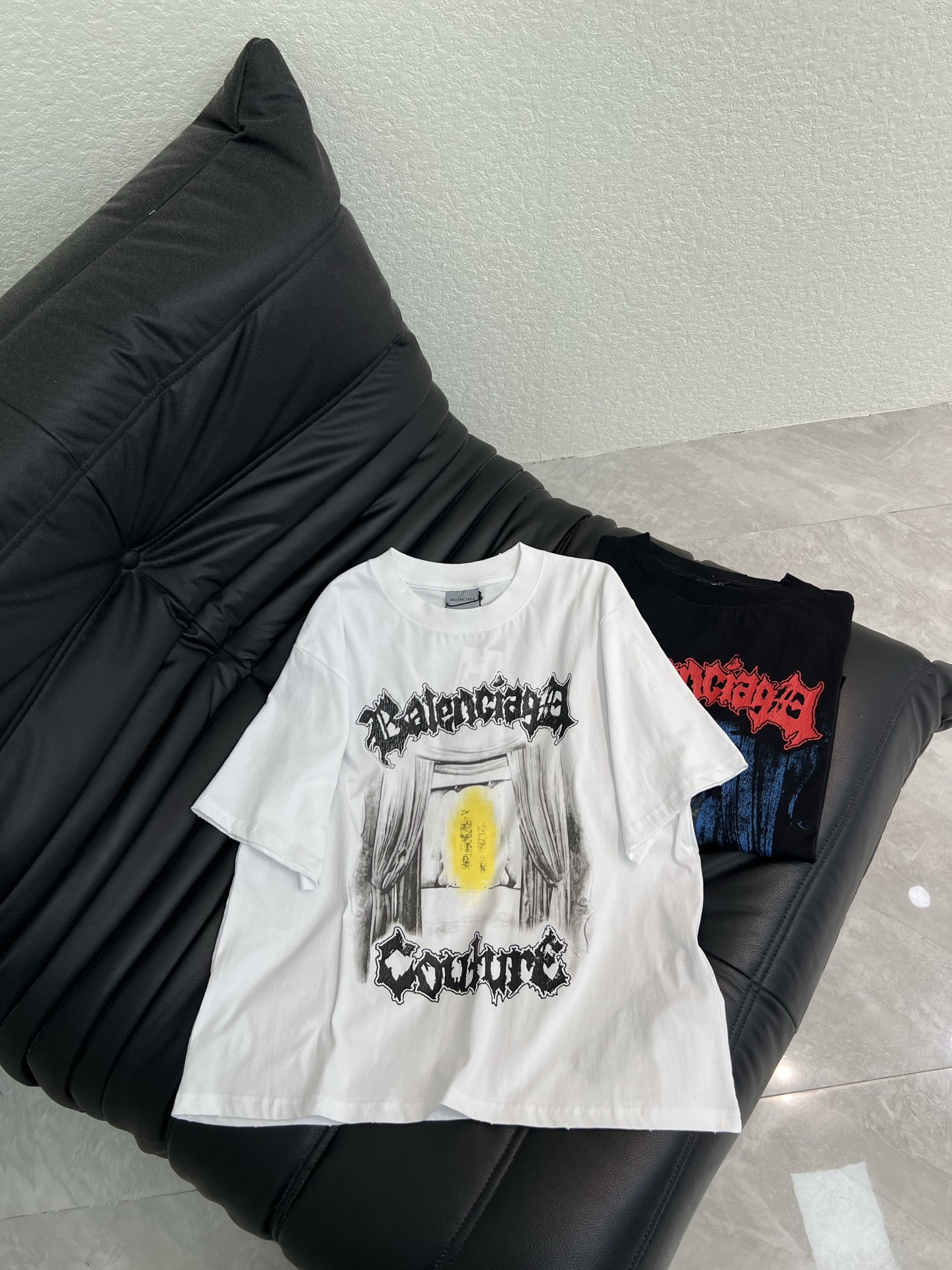 NO:797802,Balenciag*26 new cracked letter round neck short-sleeved T-shirt丨Exclusive high-end version!  Loose and small version, the upper body is made of super body-proportioned custom fabrics with high-quality comfort!  The impeccable fabrics and excellent silhouette design are simply perfect and a must-have for hot girls!  An irresistible little item!  Jujuju looks slimming!  Highly recommended!  SML AA,,balenciaga,T-shirt,tees,t-shirt,19860909Balenciag*26新款裂纹字母圆领短袖T恤丨独家高版出品！宽松小版型 上身超级显身材比例定制面料有着高质感的舒适度！无可挑剔的面料搭配优秀的版型设计简直完美辣妹女孩必入啊！无法抗拒的小单品！巨巨巨显瘦！重磅推荐！SML AA,,balenciaga,T-shirt,tees，t-shirt,,Women's clothing