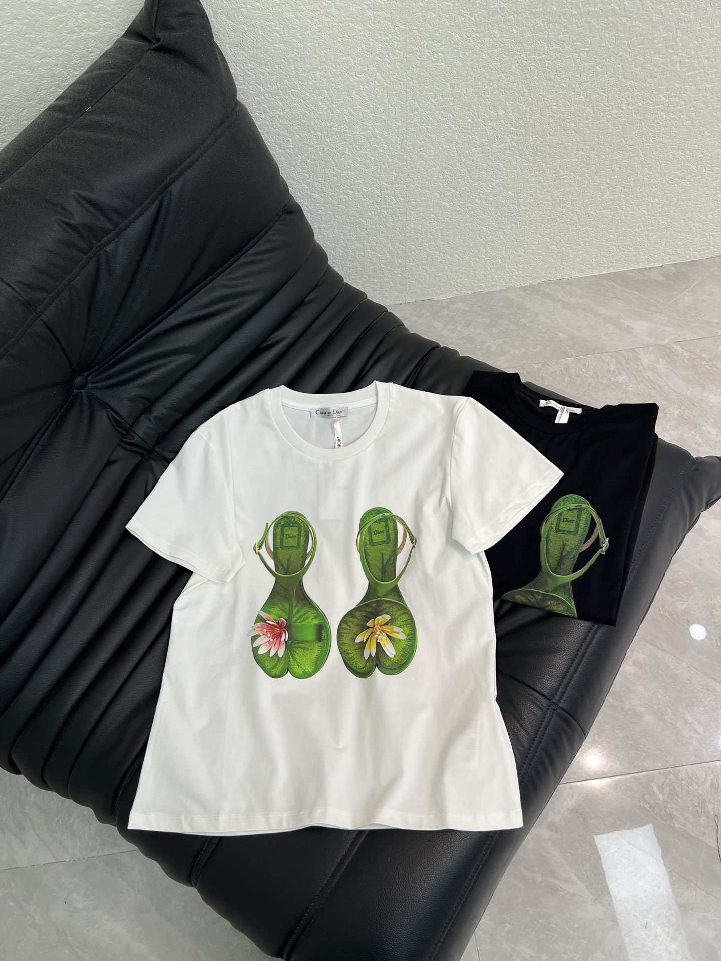 NO:796793,Dio*26 new spring and summer sandals letter printed short-sleeved T-shirt Mercerized cotton fabric High-density fashionable sports style Every daily wear Playful and age-reducing design elements full of vitality High quality Size SML A, dior, sandals, T-shirt, tees, t-shirt,19860909Dio*26春夏新款凉鞋字母印花短袖T恤 丝光棉面料 高密度时髦运动风 每个日常的穿搭 俏皮减龄充满元气的设计元素 高品质 尺码SML A,,dior,sandals,T-shirt,tees，t-shirt,,Women's clothing