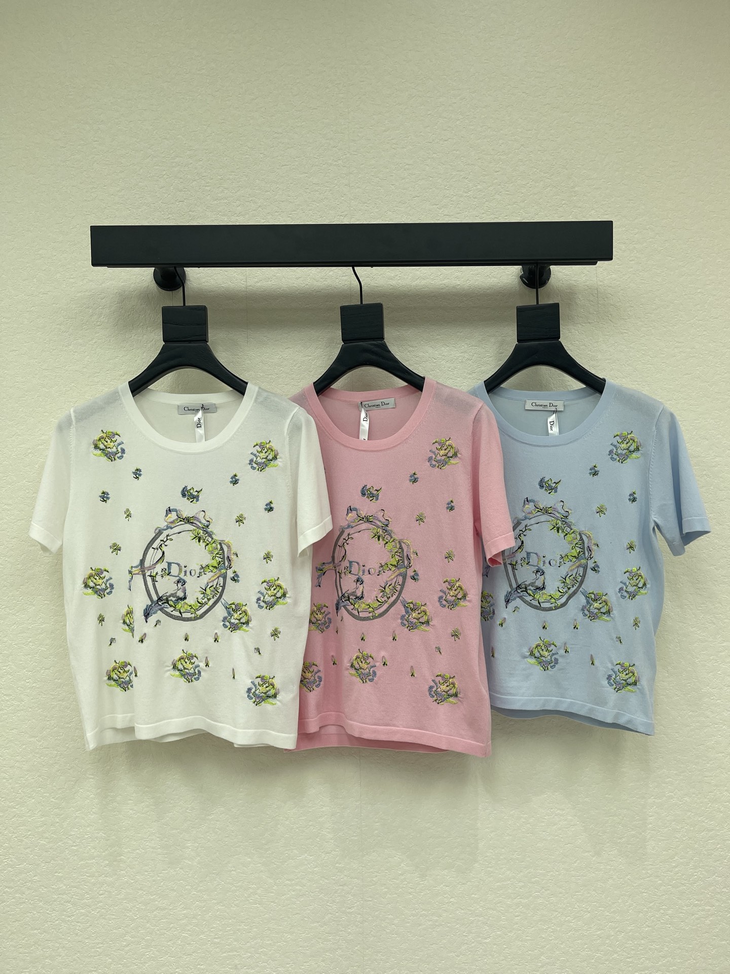 NO:796778,Dio*26 new spring and summer floral embroidered knitted short-sleeve, made of soft knitted fabric, comfortable and breathable, a must-have in spring and summer! Exquisite flower and bird embroidery, central logo is very recognizable. The short-sleeved design is simple and elegant, and can be easily used for daily leisure, commuting, and dating. It looks great with jeans, wide-leg pants or skirts, and the details are perfect. It is the first choice for spring atmosphere! SML,, dior, skirts, jeans, T-shirt,19860909Dio*26春夏新款花卉刺绣针织短袖,采用柔软针织面料,穿着舒适透气,春夏必备!精致花鸟刺绣,中央logo标志超有辨识度.短袖设计简约大方,日常休闲,通勤,约会都能轻松驾驭.搭配牛仔裤,阔腿裤或半裙都很出彩,细节满分,是春日氛围感穿搭首选! SML,,dior,skirts,jeans,T-shirt,,Women's clothing