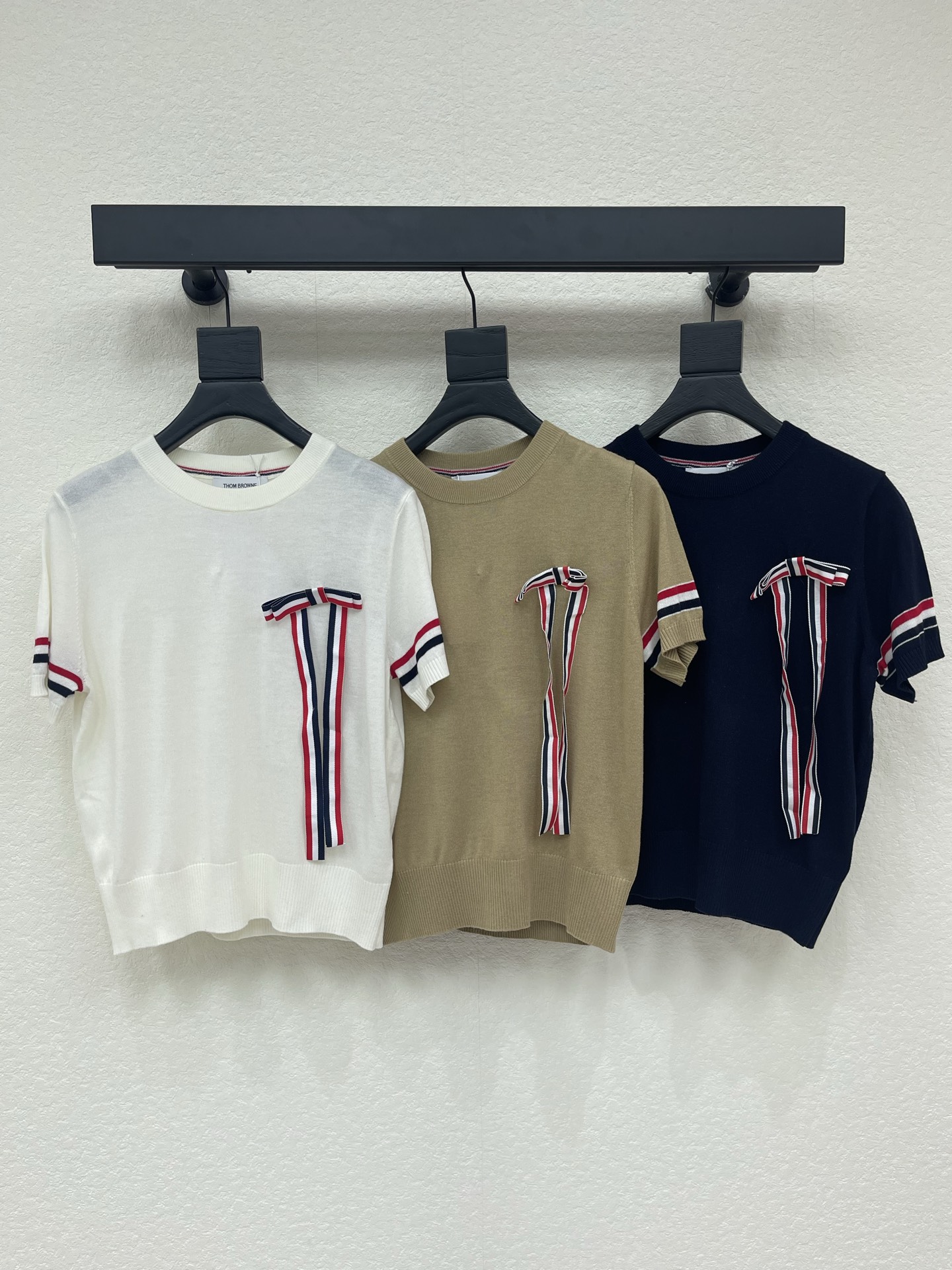 NO:796777,TB*26 spring and summer new classic striped sweater short-sleeved, soft knitted fabric, comfortable and close-fitting. Red, white and blue stripes on the cuffs + ribbon on the chest, high brand recognition! Versatile and not picky, it is OK to wear alone or layered ~ college style + casual, can be easily controlled for commuting, dating, and daily outings, fashionable and practical! SML,, T-shirt,19860909TB*26春夏新款经典条纹针织衫短袖,柔软针织面料,穿着舒适贴身.袖口红白蓝条纹+胸前丝带,品牌辨识度超高!百搭不挑人,单穿或内搭都很OK~学院风+休闲感,通勤,约会,日常出街都能轻松驾驭,时髦又实用! SML,,T-shirt,,Women's clothing