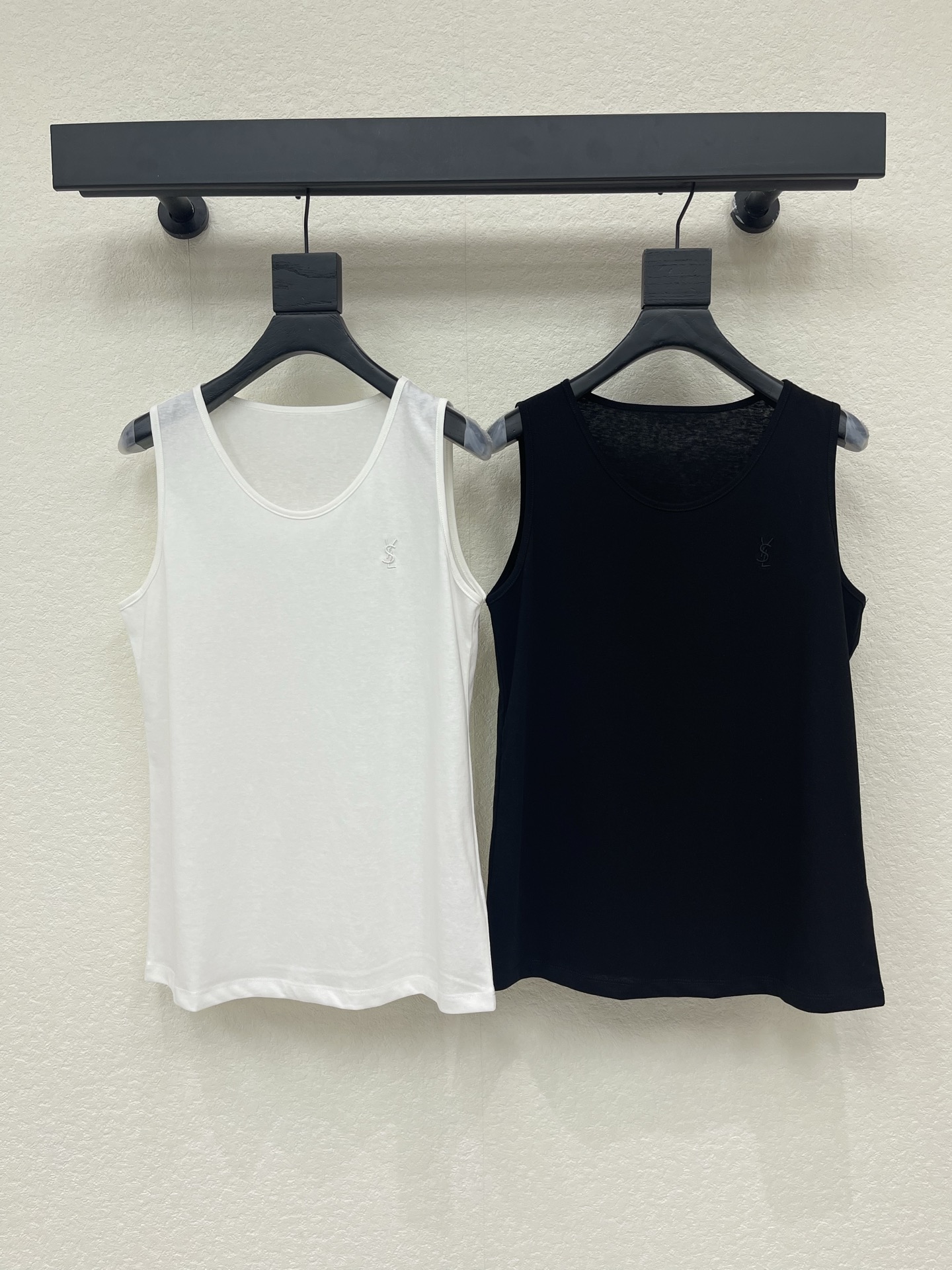 NO:798192,Ysl*26 spring and summer new style classic vest top. Fashionable single product with temperament and U-neck design vest T. Original custom tailoring creates an Italian minimalist high-end feel. Imported high-end Lyocell snowflake cotton fabric has a cool and refreshing texture!  The classic H loose fit is not picky!  Highly recommended for self-retention.SML,,saint laurent,19860909Ysl*26春夏新款经典背心上衣.时髦精单品气质U领设计背心T.原版定制剪裁打造意式极简的高级感,进口高端莱塞尔雪花棉面料冰凉清爽质感超赞！经典H宽松版型不挑人！强烈推荐自留款.SML,,saint laurent,,Women's clothing