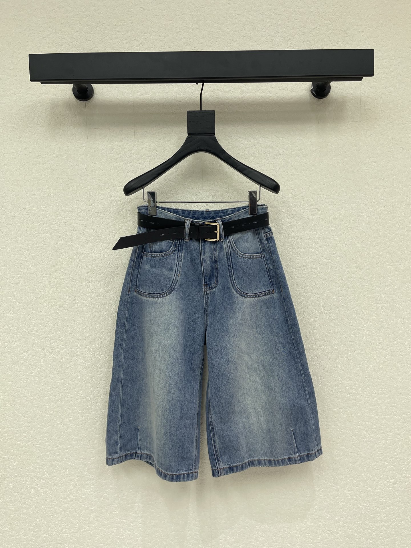 NO:799602,Designer style, fashionable summer, retro-washed quarter-length jeans. It has a summer casual feel and is versatile for daily use. The wide-leg design is clean and neat, easily modifying the leg lines. The three-quarter length is just right. It can be worn with a casual and uninhibited silhouette regardless of your figure. 26-30 AA,,jeans,19860909设计师款 时髦夏日 复古洗水五分牛仔裤 既有夏日休闲感 又兼顾日常百搭 阔腿的设计干净利落 轻松修饰腿部线条 七分长度恰到好处 不挑身材还能穿出随性不羁的廓形感 26-30 AA,,jeans,,Women's clothing