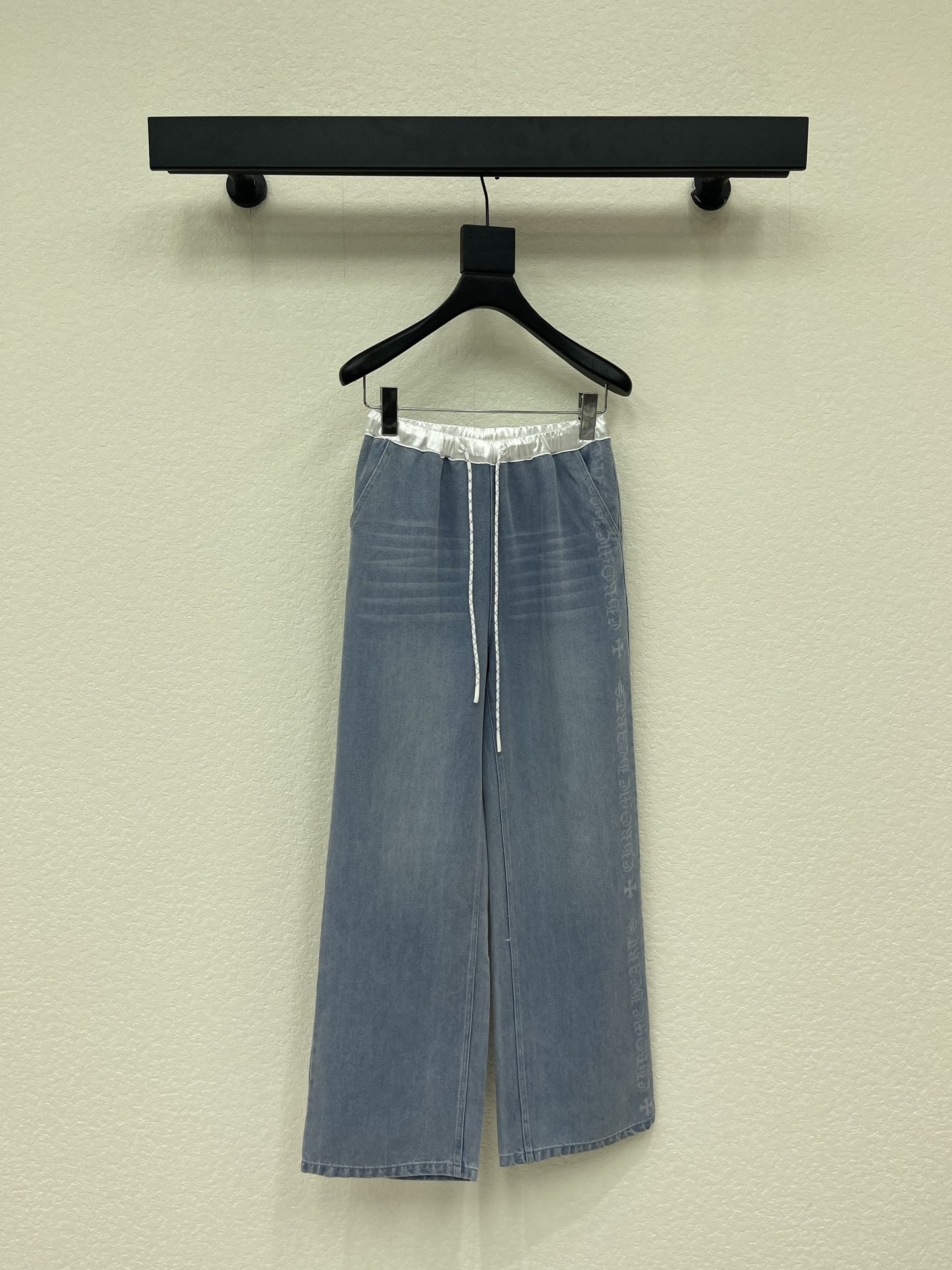 NO:797252,Crow Heart*26 new drawstring Tencel jeans, wide-leg version, extremely tolerant, contrasting waistband, visual impact, hot-selling item with great design, full of high-end sense, versatile item that must be bought in all seasons, elegant and sweet in the style of young girls!  You don’t need a beautiful upper body!  The quality of workmanship depends on the details SML,,chrome hearts,jeans,19860909克罗心*26新款抽绳天丝牛仔裤 阔腿版型 包容性极好 撞色腰头视觉冲击 极具设计感的爆款单品 尽显高级感 四季必入的百搭单品 减龄少女风气质优雅不失甜美！ 上身美的不要不要的！ 做工品质看细节 SML,,chrome hearts,jeans,,Women's clothing